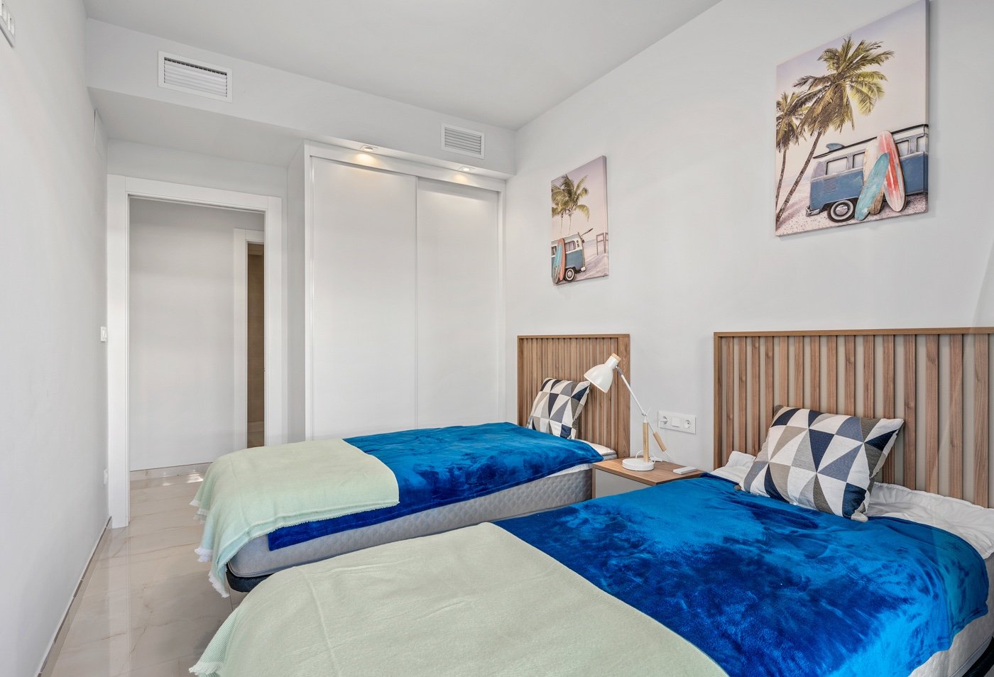  In einer der begehrtesten Lagen von Playa Flamenca an der Orihuela Costa präsentieren wir Ihnen diese exklusive Eck-Erdgeschosswohnung in einem erst 