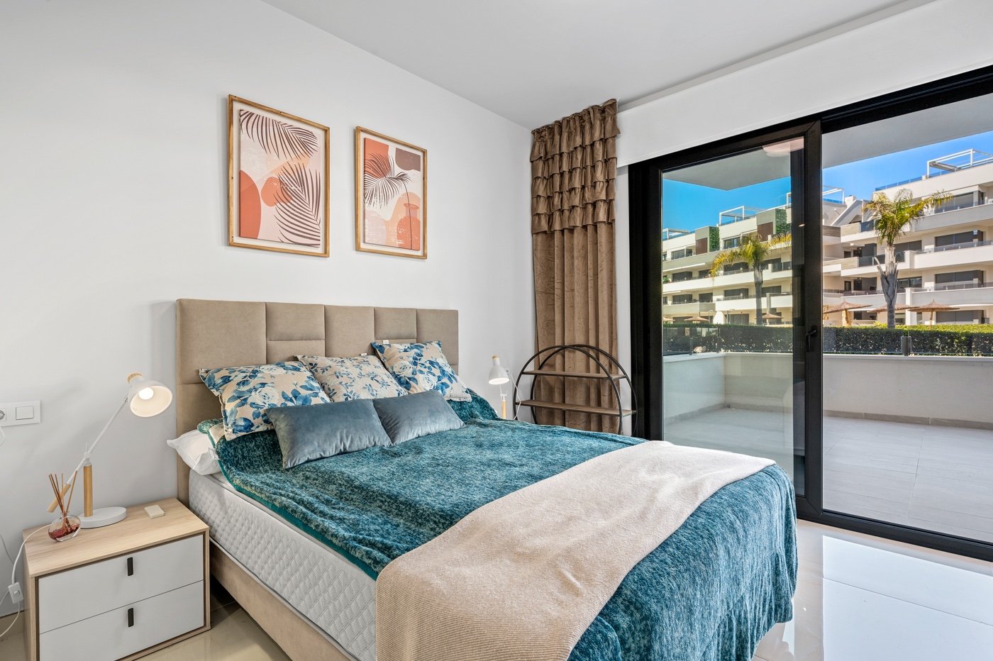  In einer der begehrtesten Lagen von Playa Flamenca an der Orihuela Costa präsentieren wir Ihnen diese exklusive Eck-Erdgeschosswohnung in einem erst 