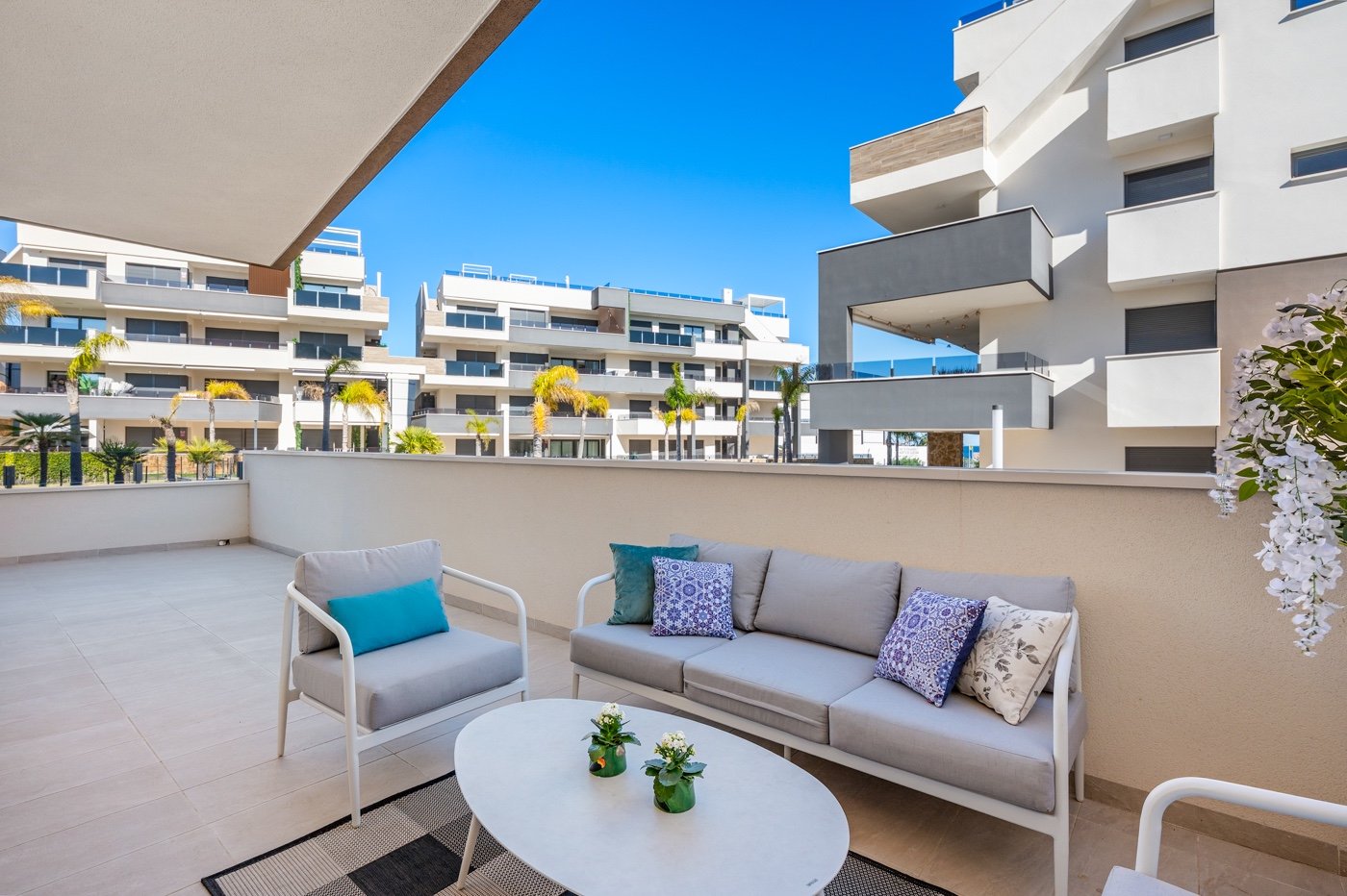  In einer der begehrtesten Lagen von Playa Flamenca an der Orihuela Costa präsentieren wir Ihnen diese exklusive Eck-Erdgeschosswohnung in einem erst 