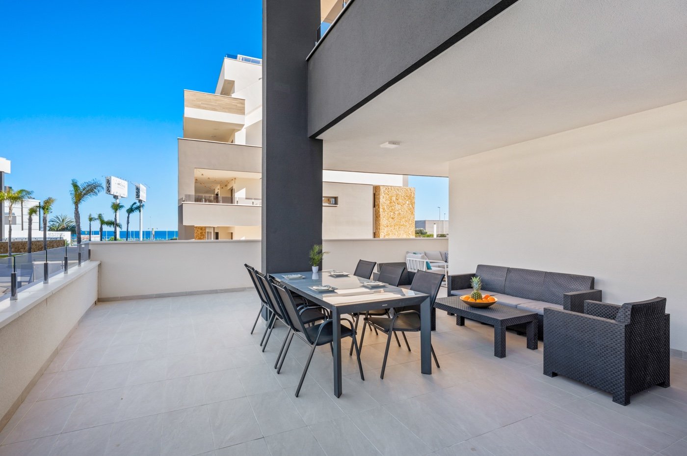  In einer der begehrtesten Lagen von Playa Flamenca an der Orihuela Costa präsentieren wir Ihnen diese exklusive Eck-Erdgeschosswohnung in einem erst 