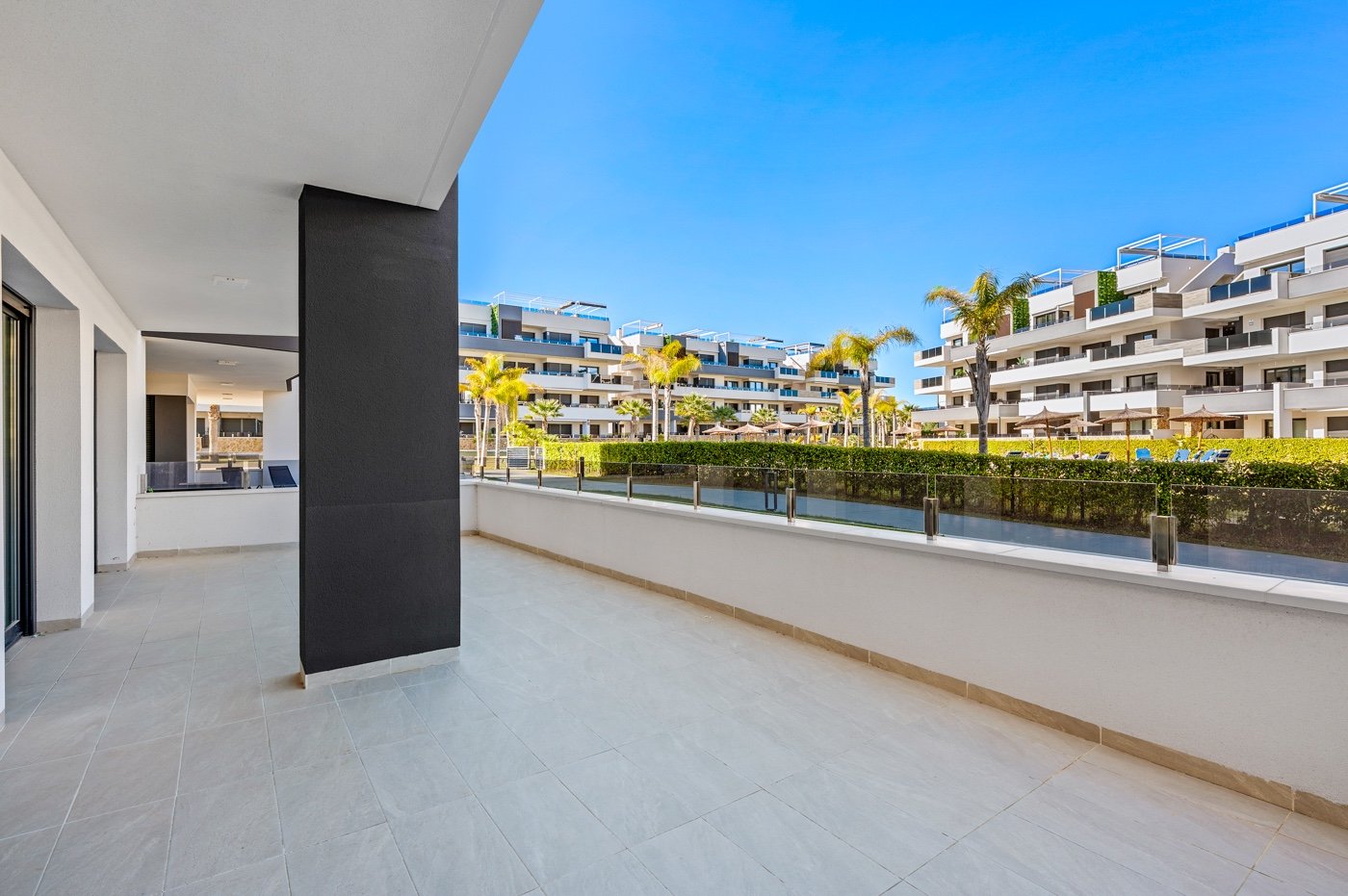  In einer der begehrtesten Lagen von Playa Flamenca an der Orihuela Costa präsentieren wir Ihnen diese exklusive Eck-Erdgeschosswohnung in einem erst 