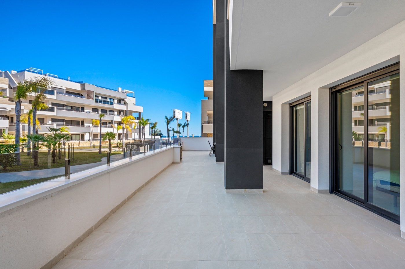  In einer der begehrtesten Lagen von Playa Flamenca an der Orihuela Costa präsentieren wir Ihnen diese exklusive Eck-Erdgeschosswohnung in einem erst 