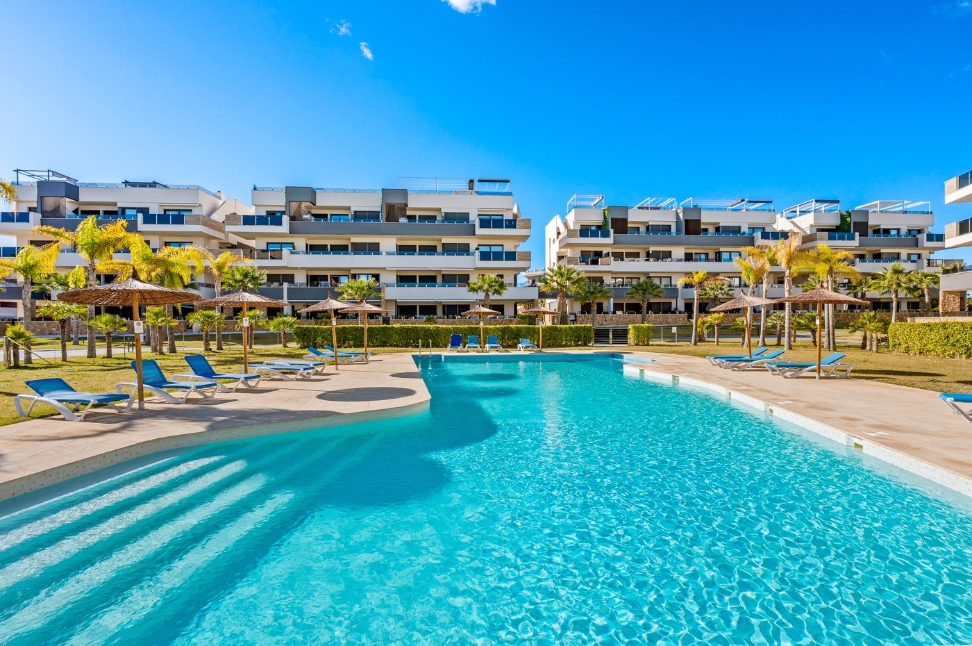  In einer der begehrtesten Lagen von Playa Flamenca an der Orihuela Costa präsentieren wir Ihnen diese exklusive Eck-Erdgeschosswohnung in einem erst 