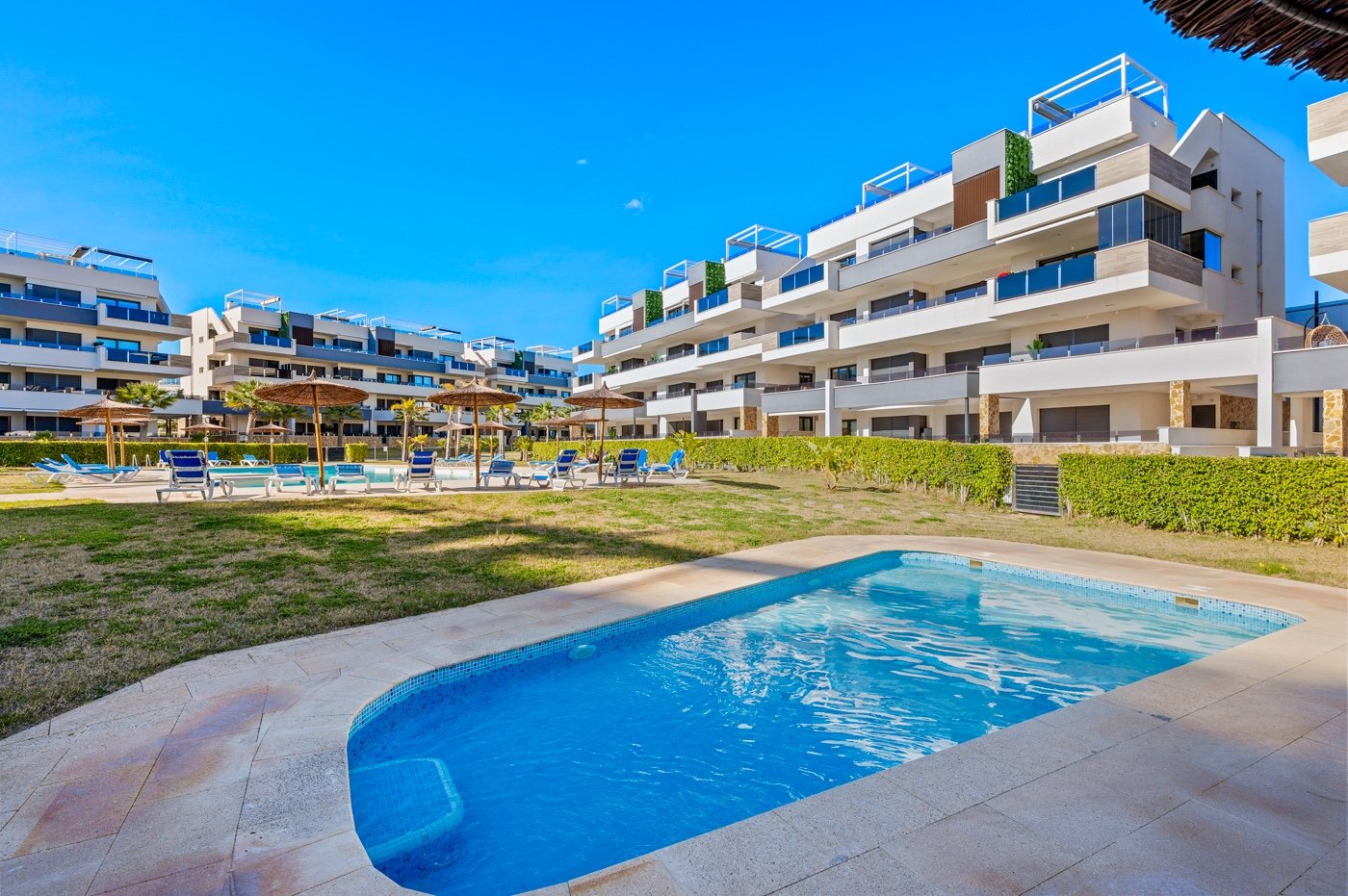  In einer der begehrtesten Lagen von Playa Flamenca an der Orihuela Costa präsentieren wir Ihnen diese exklusive Eck-Erdgeschosswohnung in einem erst 