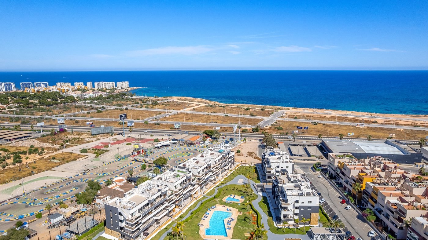  In einer der begehrtesten Lagen von Playa Flamenca an der Orihuela Costa präsentieren wir Ihnen diese exklusive Eck-Erdgeschosswohnung in einem erst 