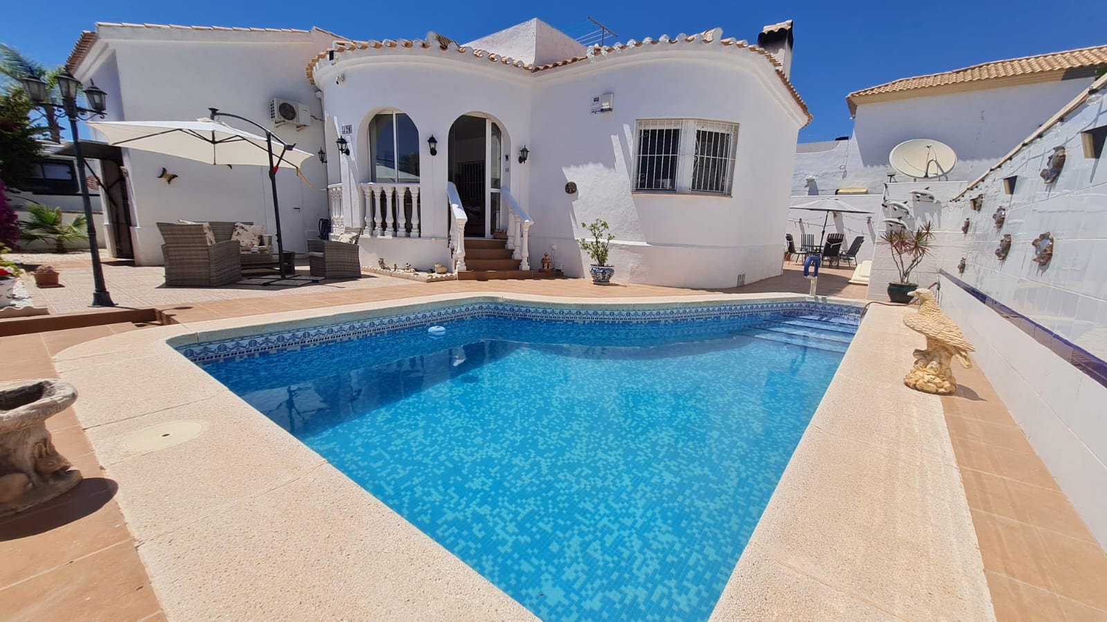 Orihuela Costa:   Nestled within the highly desirable residential area of La Florida, Orihuela Costa, this beautifully maintained detached villa offers the perfect co 