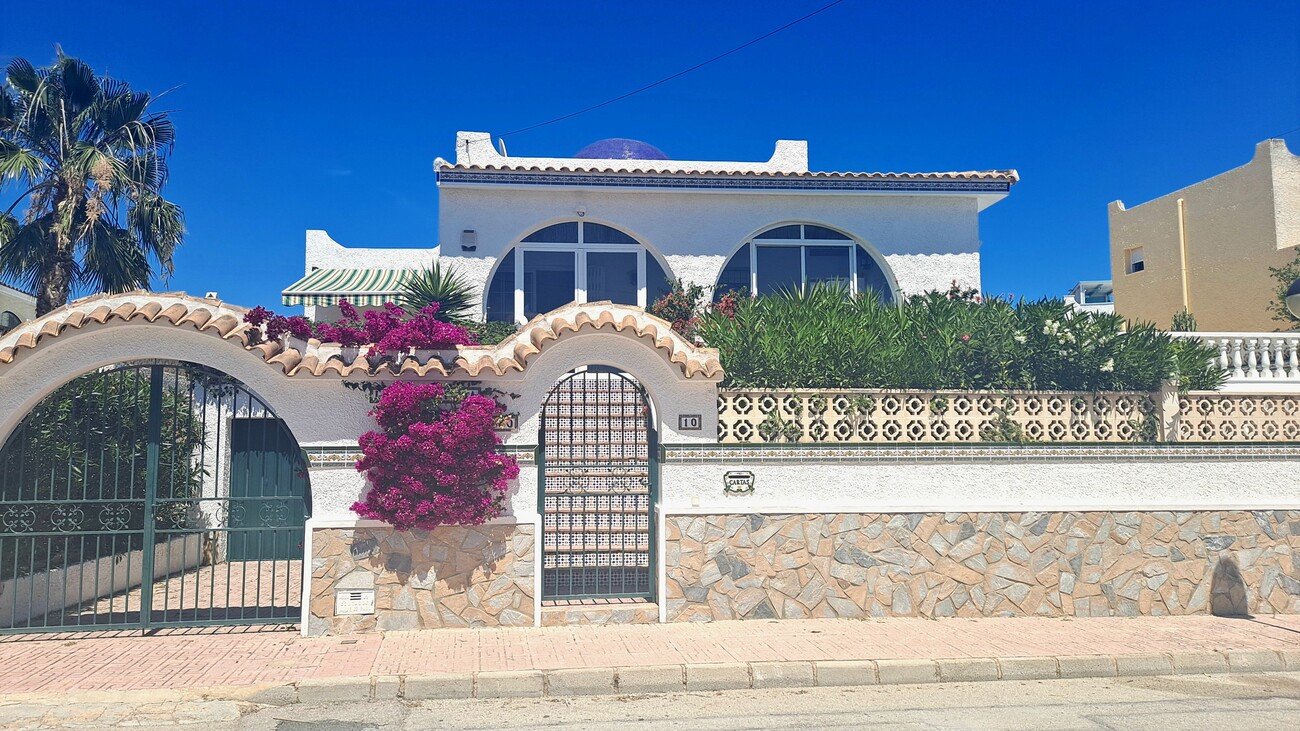 This charming south-west facing, detached villa, sits on a 437 m² plot and boasts a large private swimming pool, along with generous outdoor space d
