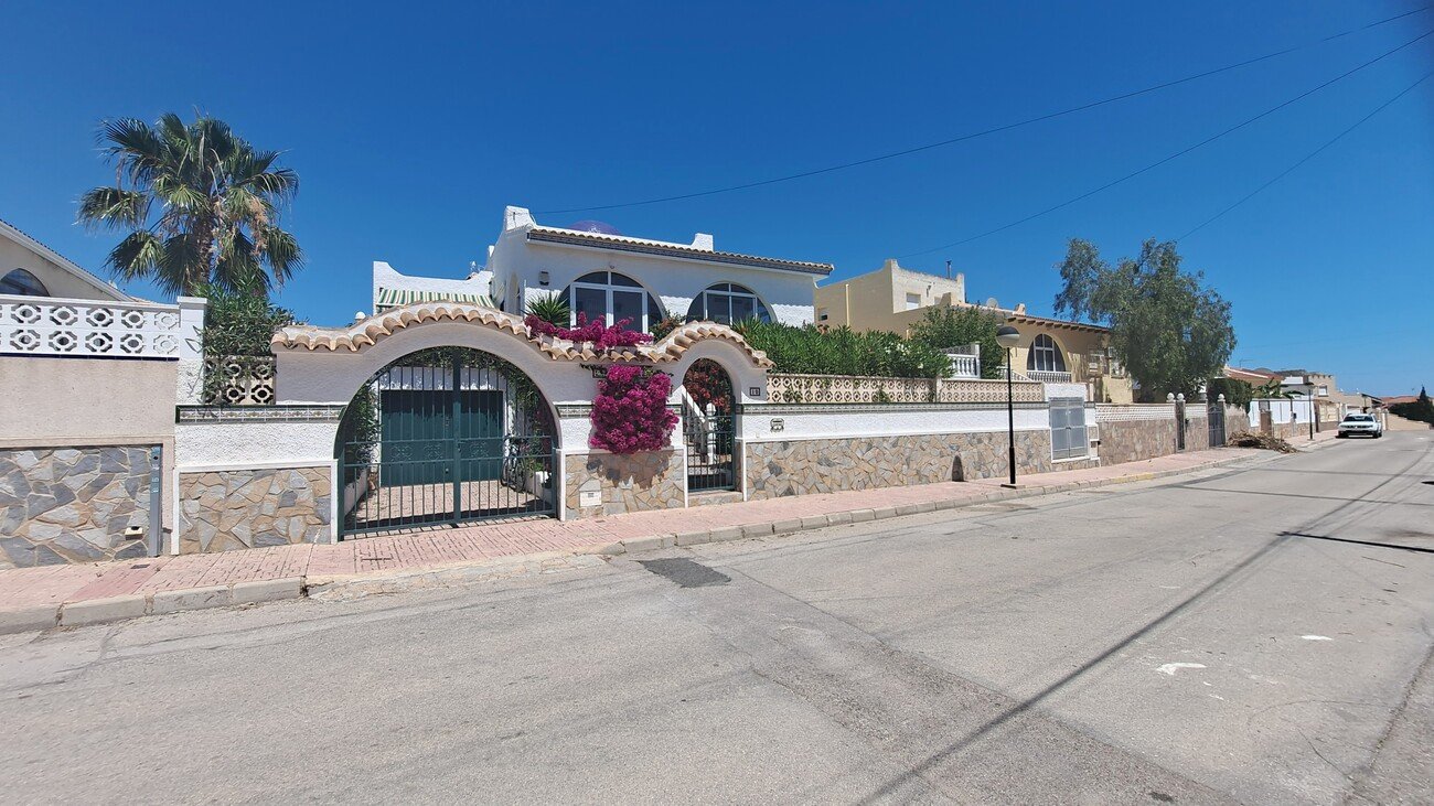 This charming south-west facing, detached villa, sits on a 437 m² plot and boasts a large private swimming pool, along with generous outdoor space d