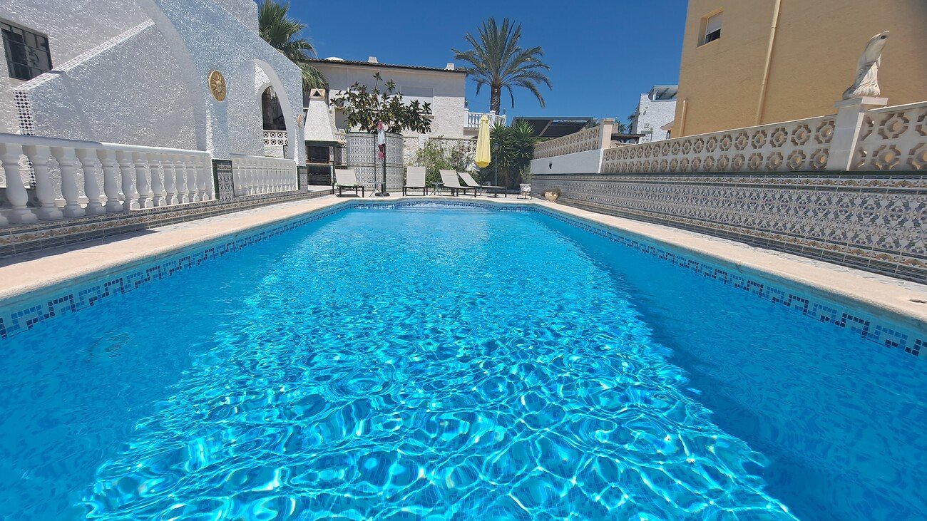 This charming south-west facing, detached villa, sits on a 437 m² plot and boasts a large private swimming pool, along with generous outdoor space d