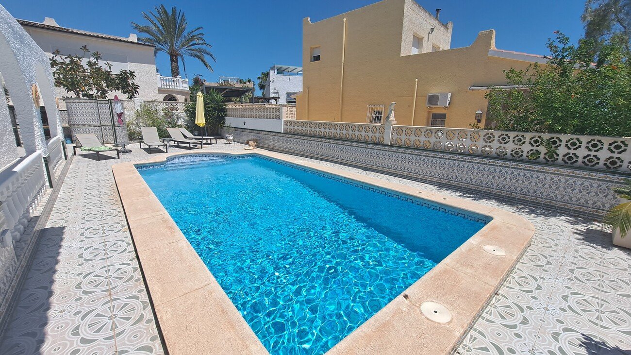 This charming south-west facing, detached villa, sits on a 437 m² plot and boasts a large private swimming pool, along with generous outdoor space d
