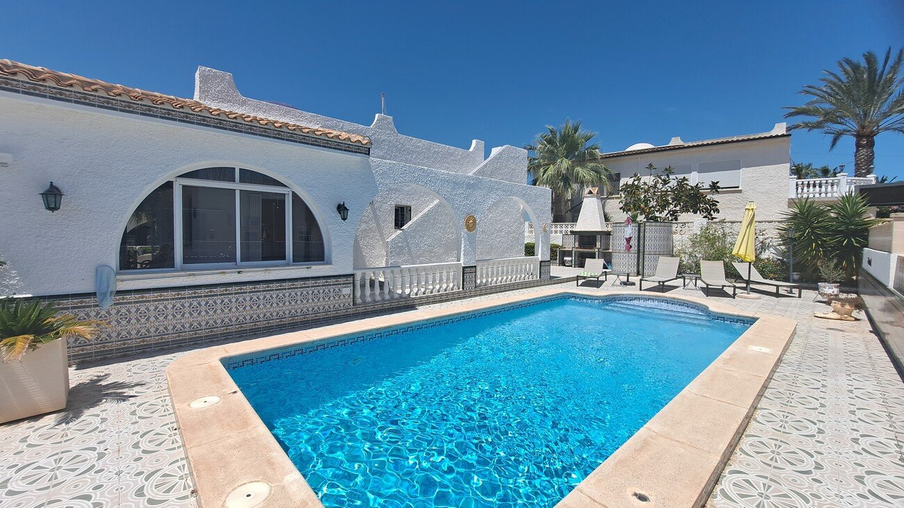 This charming south-west facing, detached villa, sits on a 437 m² plot and boasts a large private swimming pool, along with generous outdoor space d