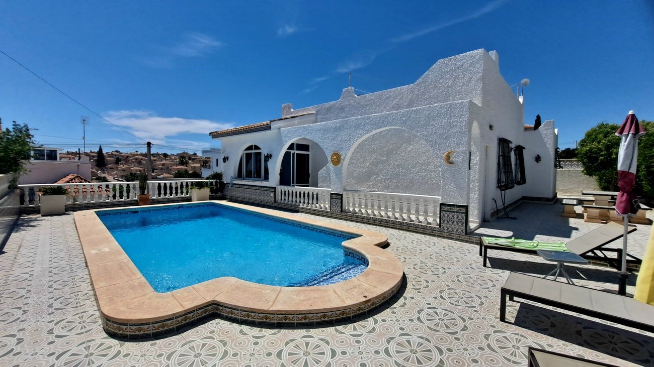 This charming south-west facing, detached villa, sits on a 437 m² plot and boasts a large private swimming pool, along with generous outdoor space d