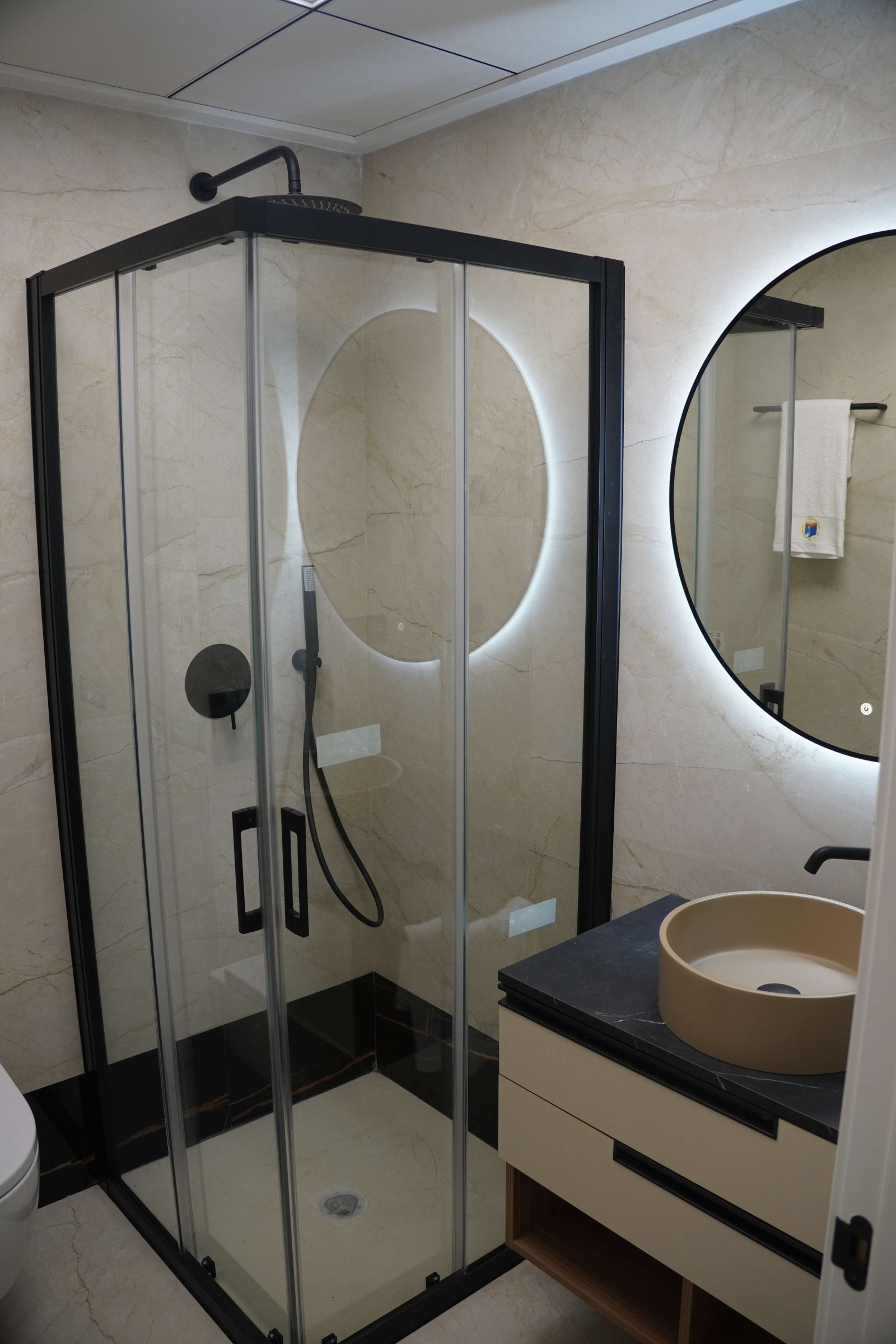 Im charmanten Ort Pilar de la Horadada gelegen, bietet dieses exklusive Bungalow-Ensemble ein einzigartiges Wohnerlebnis. Mit nur sieben verfügbaren