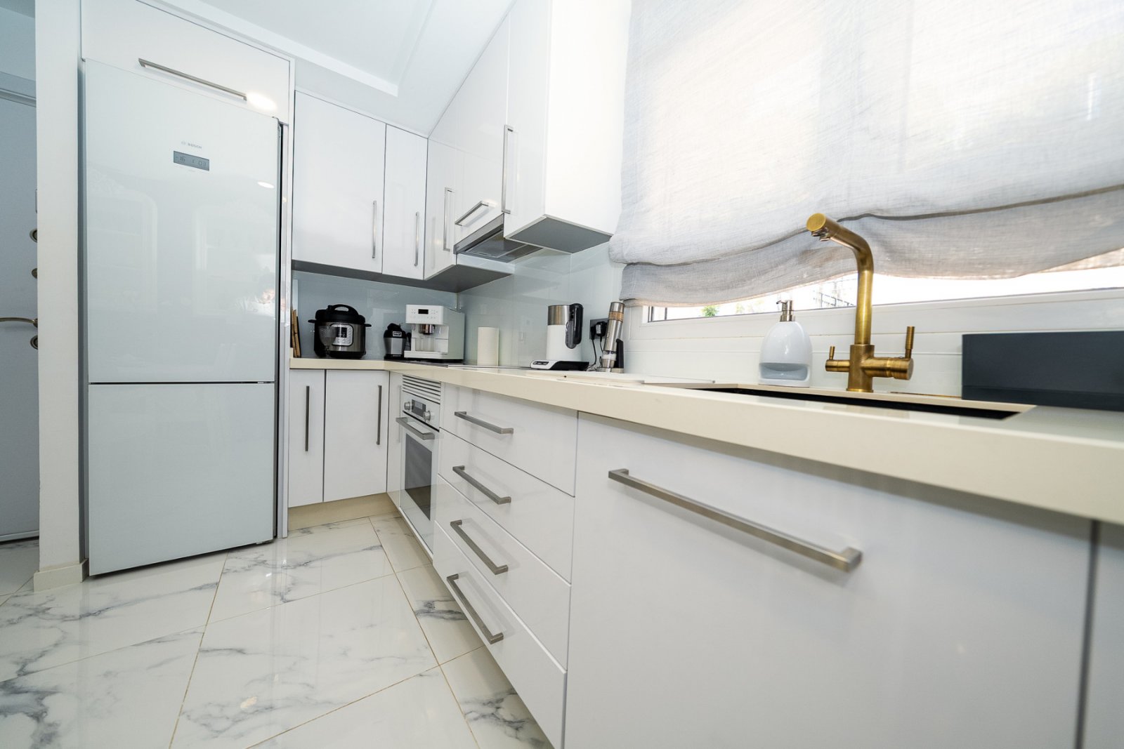 Beeindruckende freistehende Villa mit großem Grundstück und privatem Gästehaus in der begehrten Gegend von Pinar de Campoverde. Die Hauptimmobilie bi