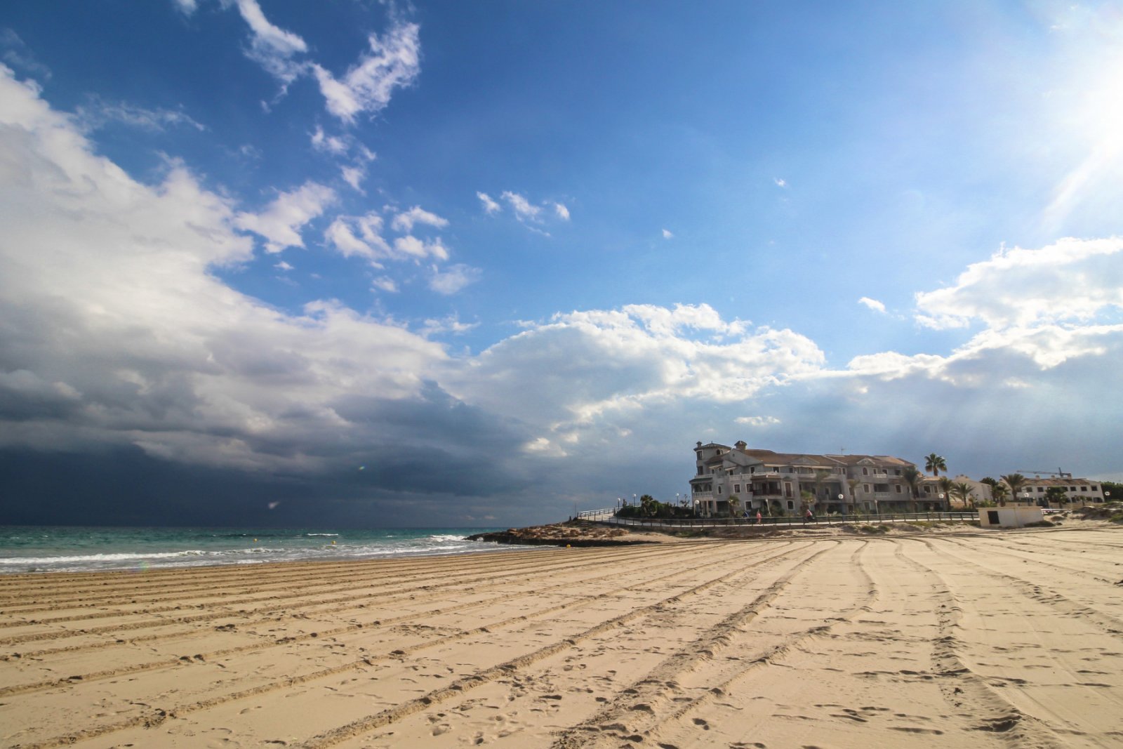Strategisch gelegenes Reihenhaus, an der Grenze zwischen Playa Flamenca und La Zenia und nur einen kurzen Spaziergang vom sandigen Strand La