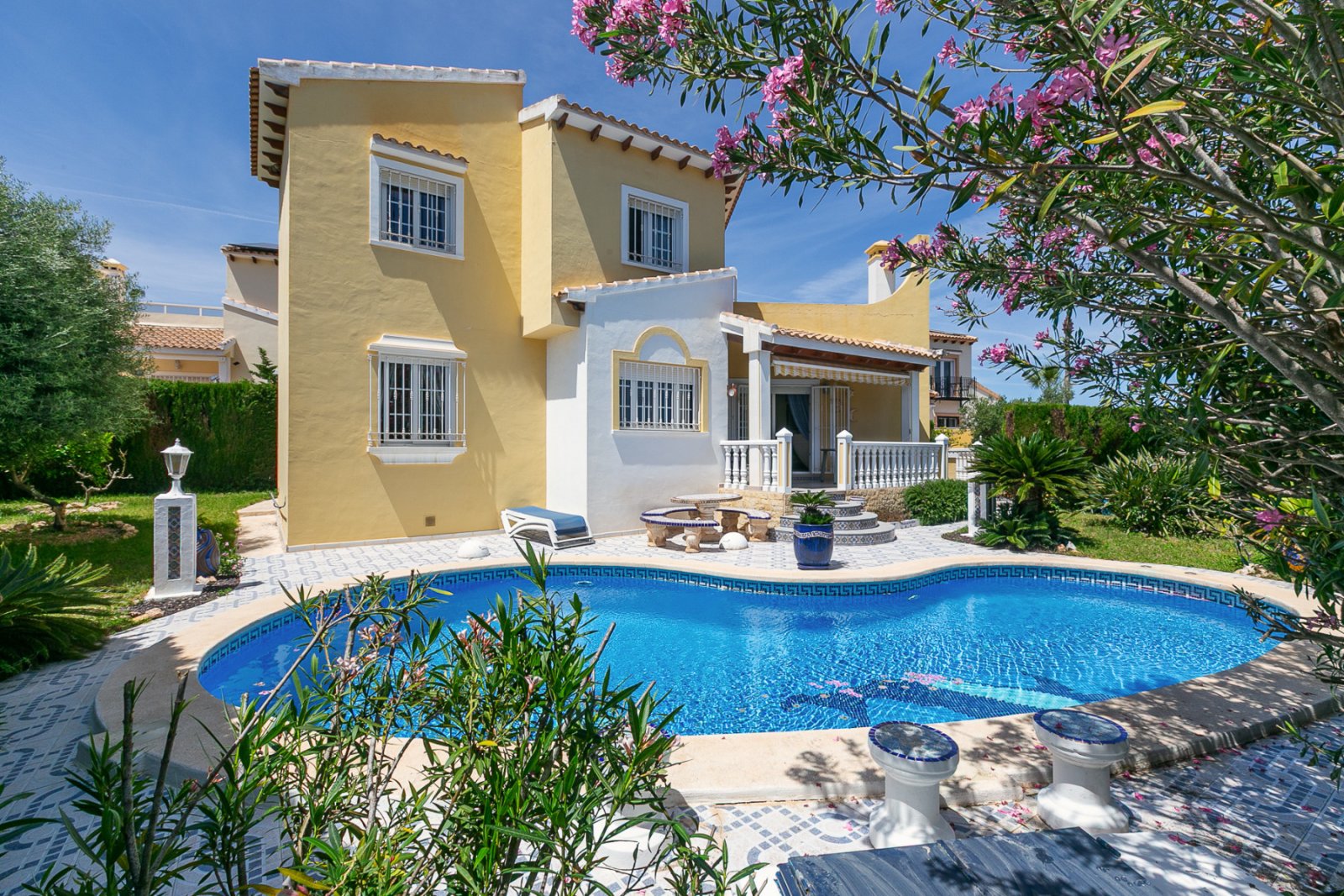 Wir präsentieren Ihnen diese wunderschöne freistehende Villa in der renommierten Urbanisation La Rioja in Villamartín, Orihuela Costa, einer der bege