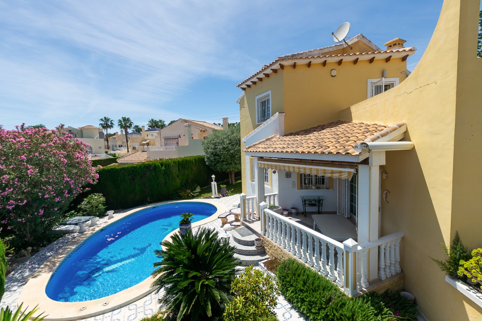 Wir präsentieren Ihnen diese wunderschöne freistehende Villa in der renommierten Urbanisation La Rioja in Villamartín, Orihuela Costa, einer der bege