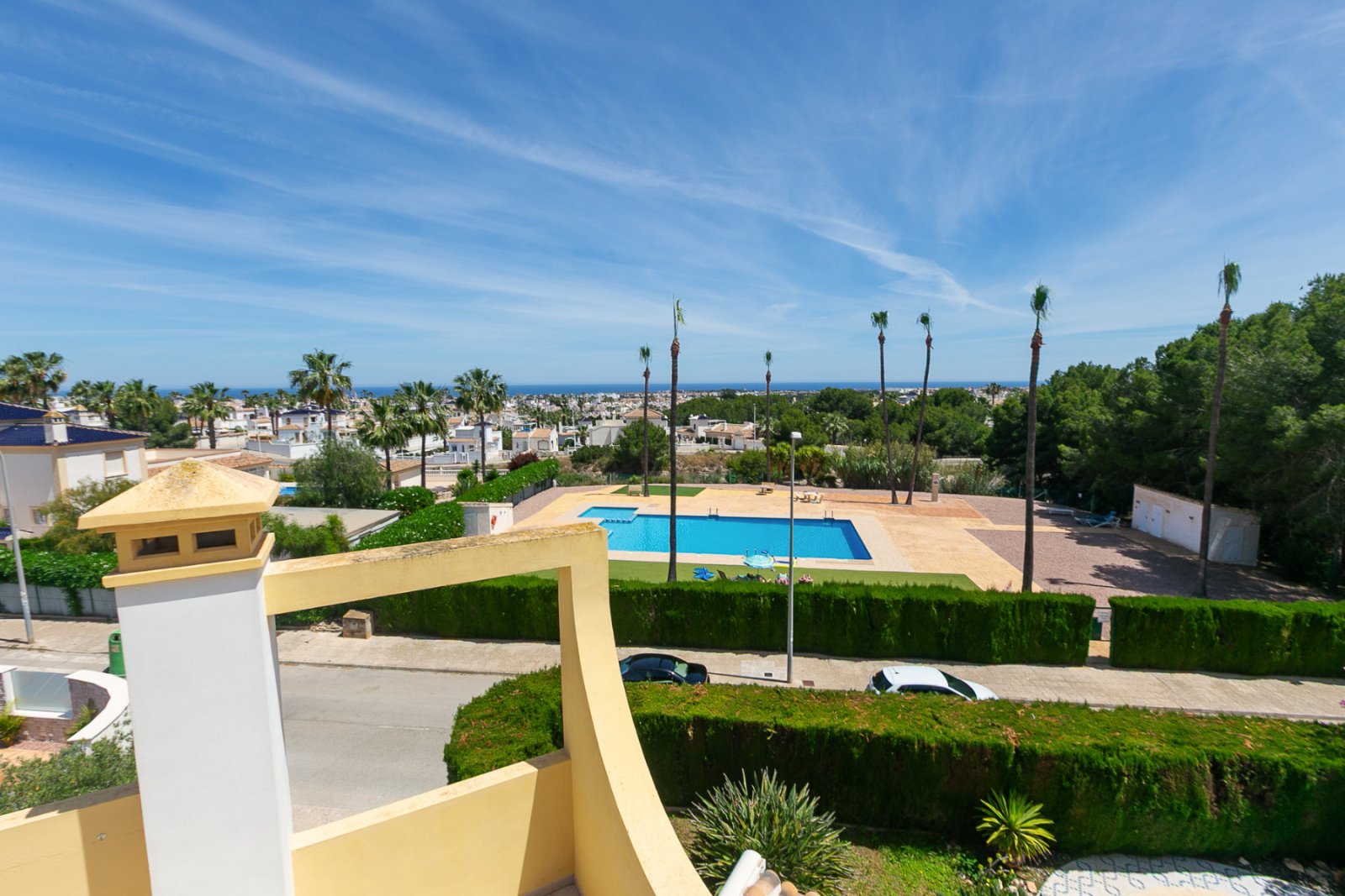 Wir präsentieren Ihnen diese wunderschöne freistehende Villa in der renommierten Urbanisation La Rioja in Villamartín, Orihuela Costa, einer der bege