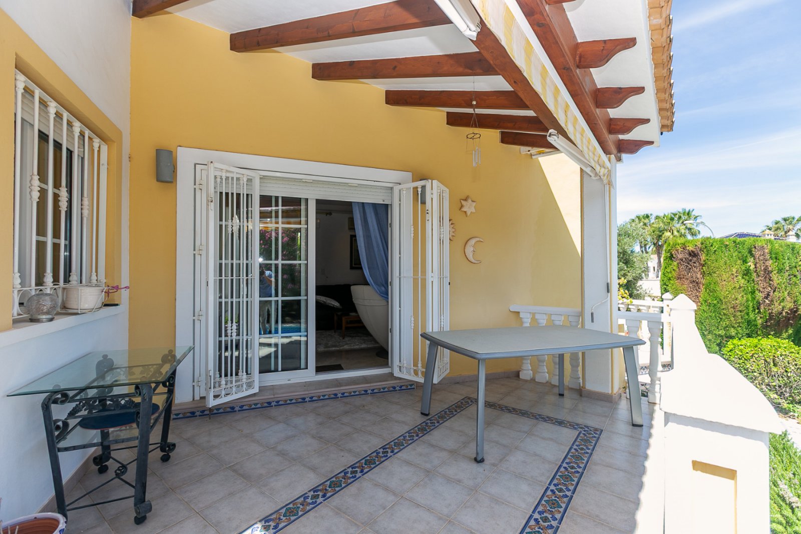 Wir präsentieren Ihnen diese wunderschöne freistehende Villa in der renommierten Urbanisation La Rioja in Villamartín, Orihuela Costa, einer der bege