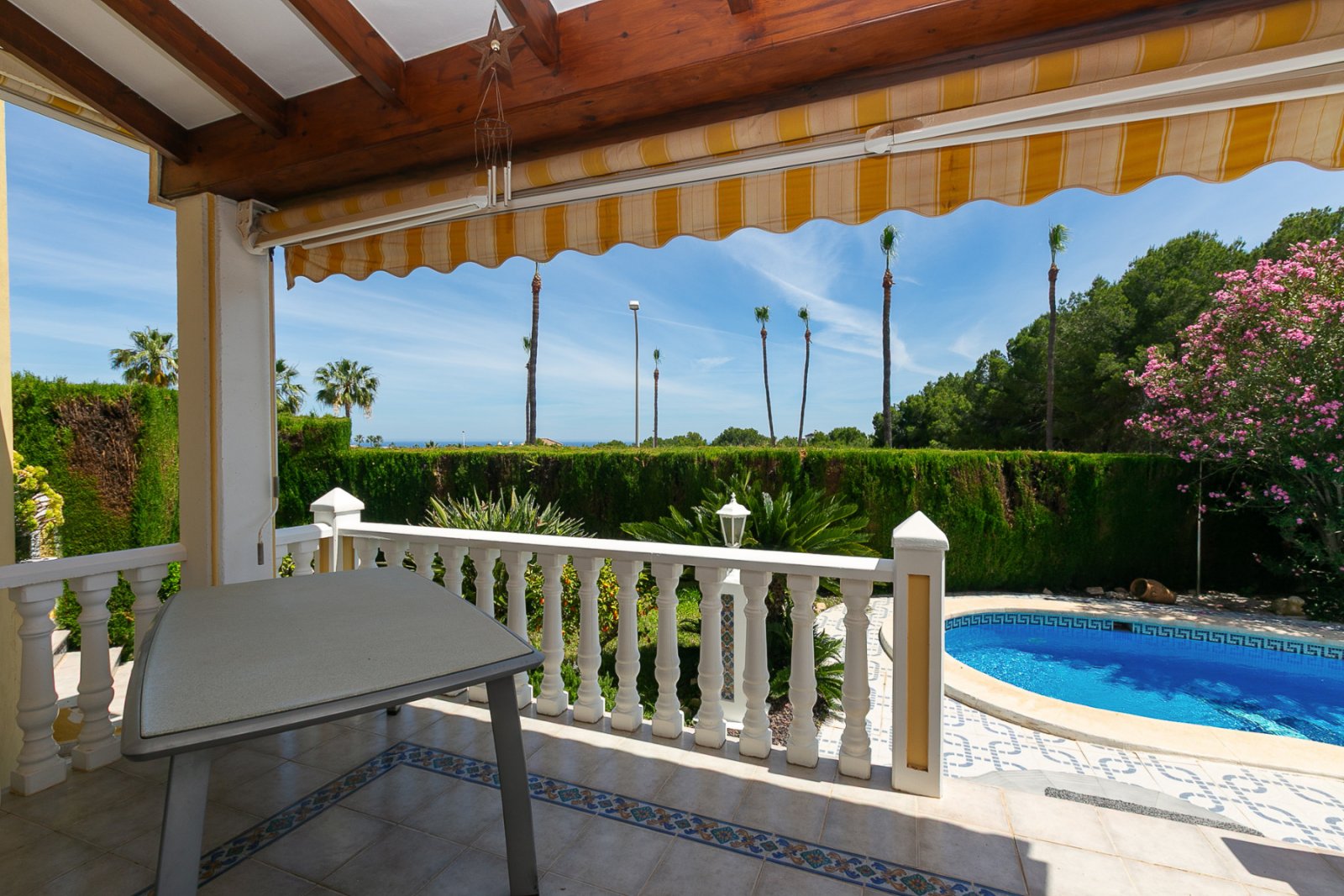 Wir präsentieren Ihnen diese wunderschöne freistehende Villa in der renommierten Urbanisation La Rioja in Villamartín, Orihuela Costa, einer der bege