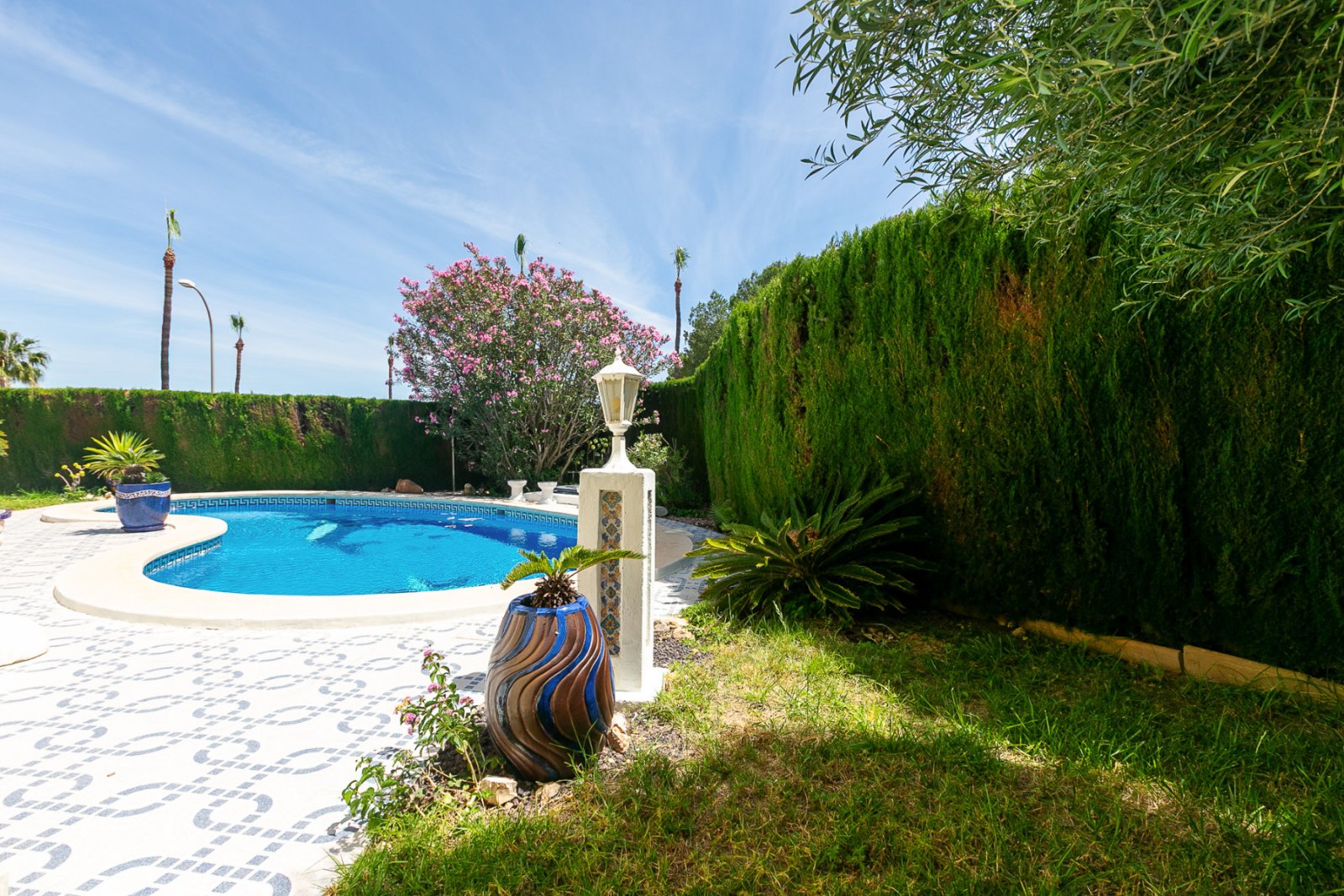 Wir präsentieren Ihnen diese wunderschöne freistehende Villa in der renommierten Urbanisation La Rioja in Villamartín, Orihuela Costa, einer der bege