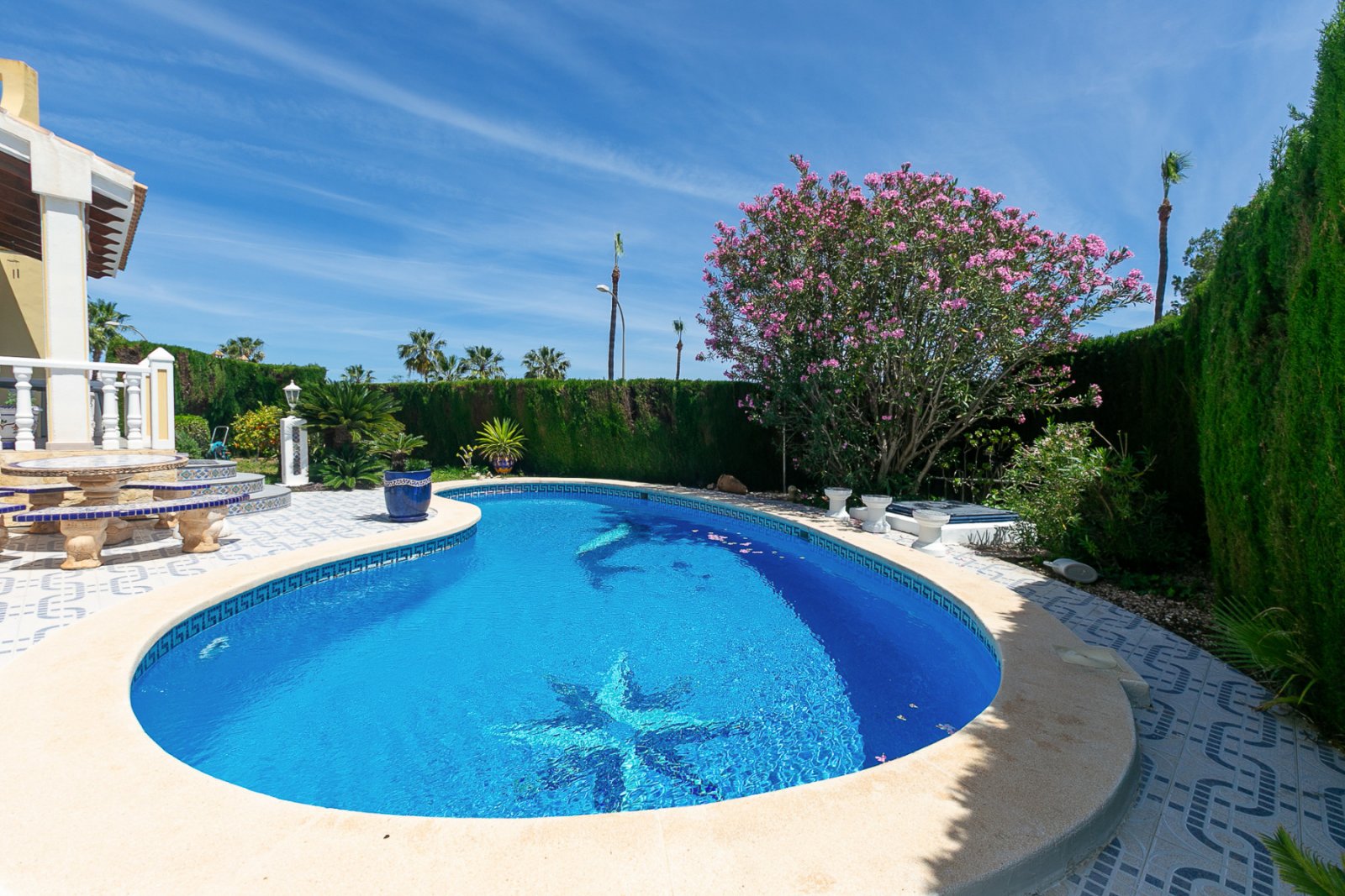 Wir präsentieren Ihnen diese wunderschöne freistehende Villa in der renommierten Urbanisation La Rioja in Villamartín, Orihuela Costa, einer der bege
