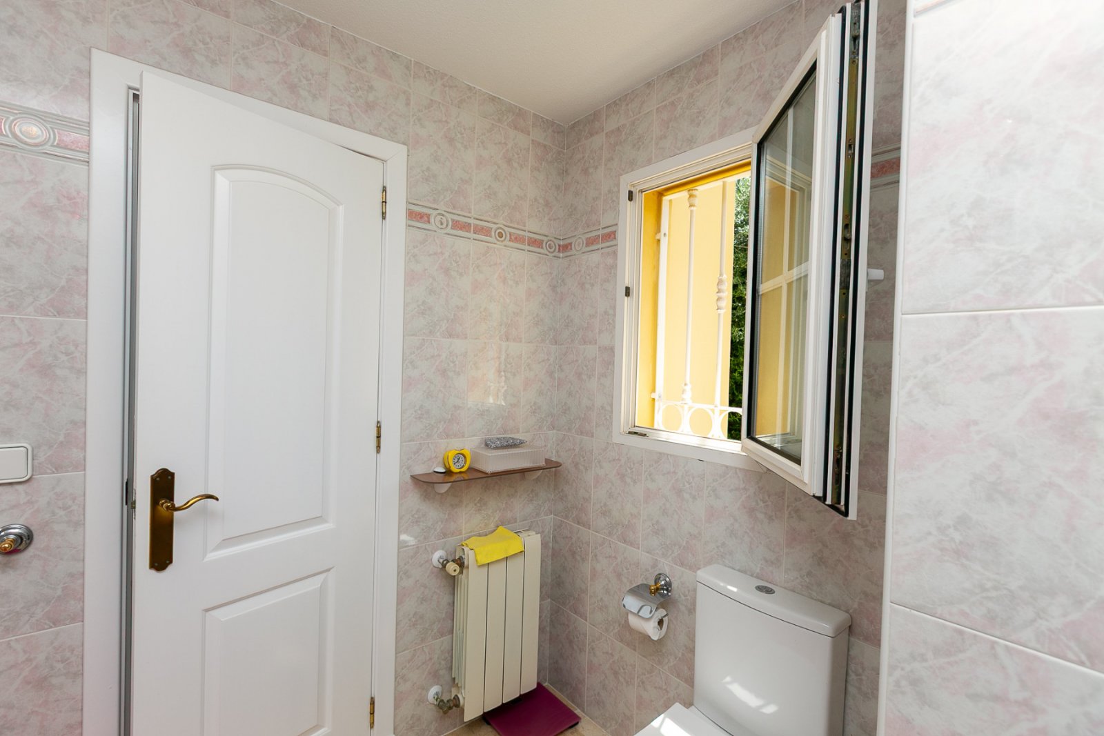 Wir präsentieren Ihnen diese wunderschöne freistehende Villa in der renommierten Urbanisation La Rioja in Villamartín, Orihuela Costa, einer der bege