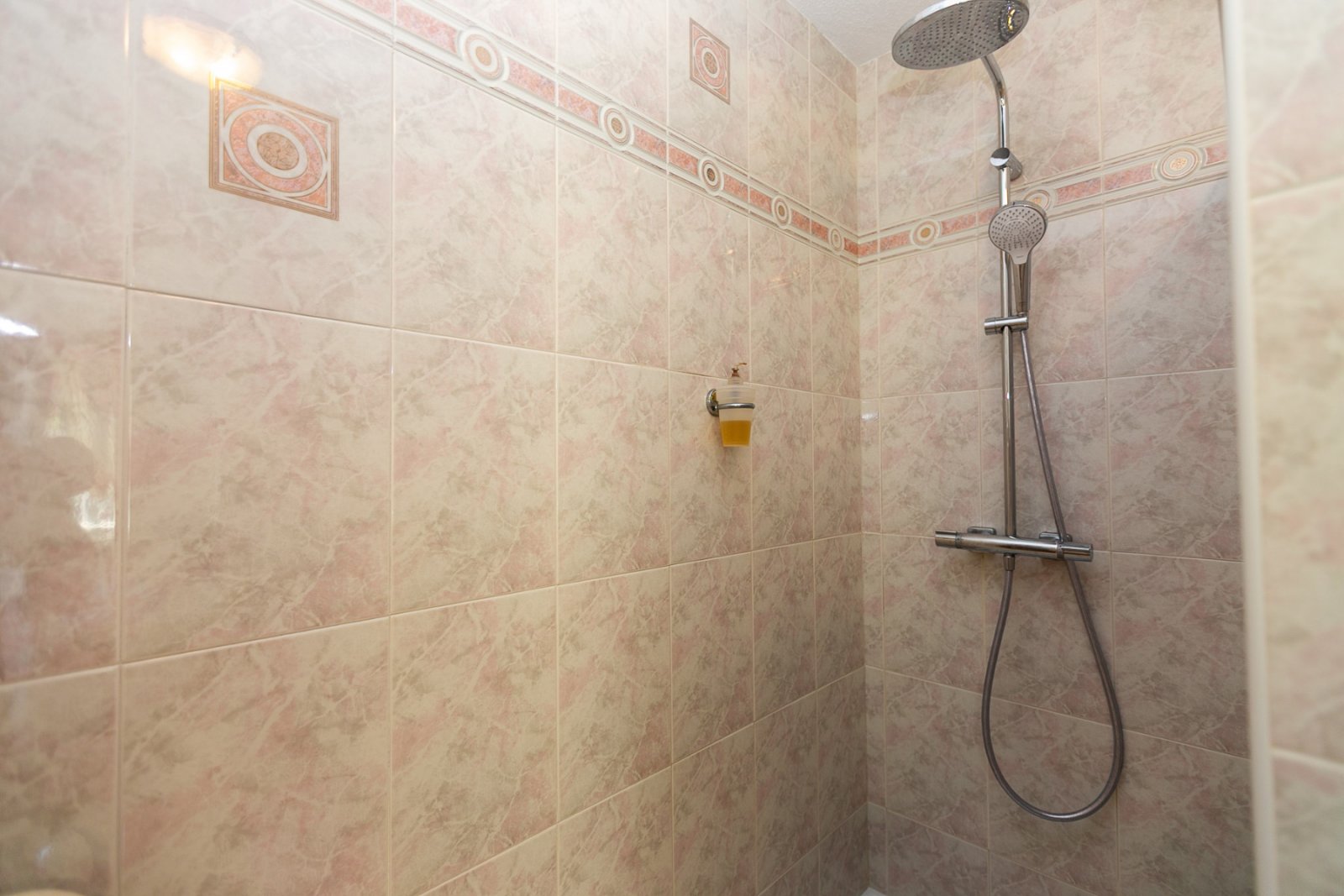 Wir präsentieren Ihnen diese wunderschöne freistehende Villa in der renommierten Urbanisation La Rioja in Villamartín, Orihuela Costa, einer der bege