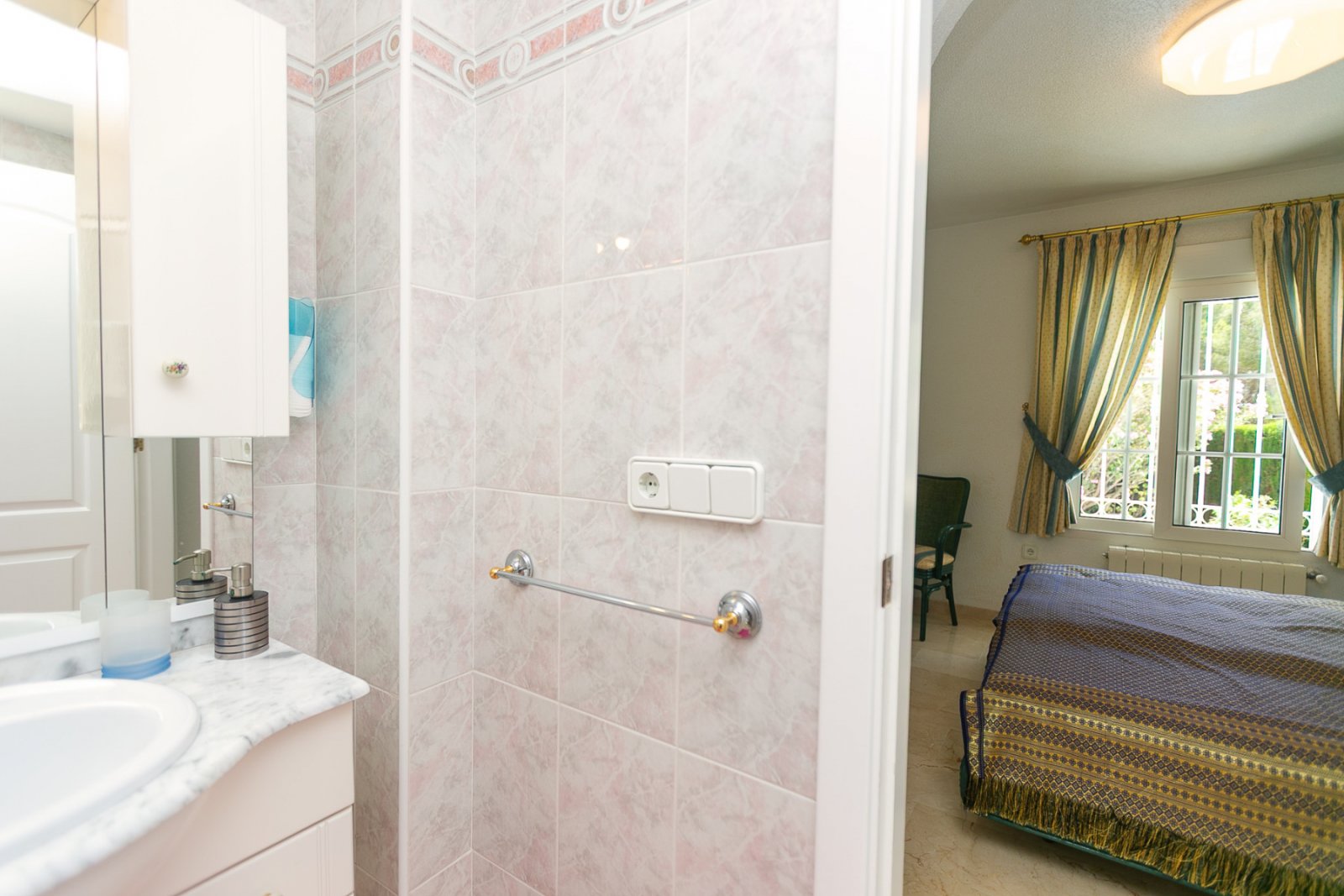 Wir präsentieren Ihnen diese wunderschöne freistehende Villa in der renommierten Urbanisation La Rioja in Villamartín, Orihuela Costa, einer der bege
