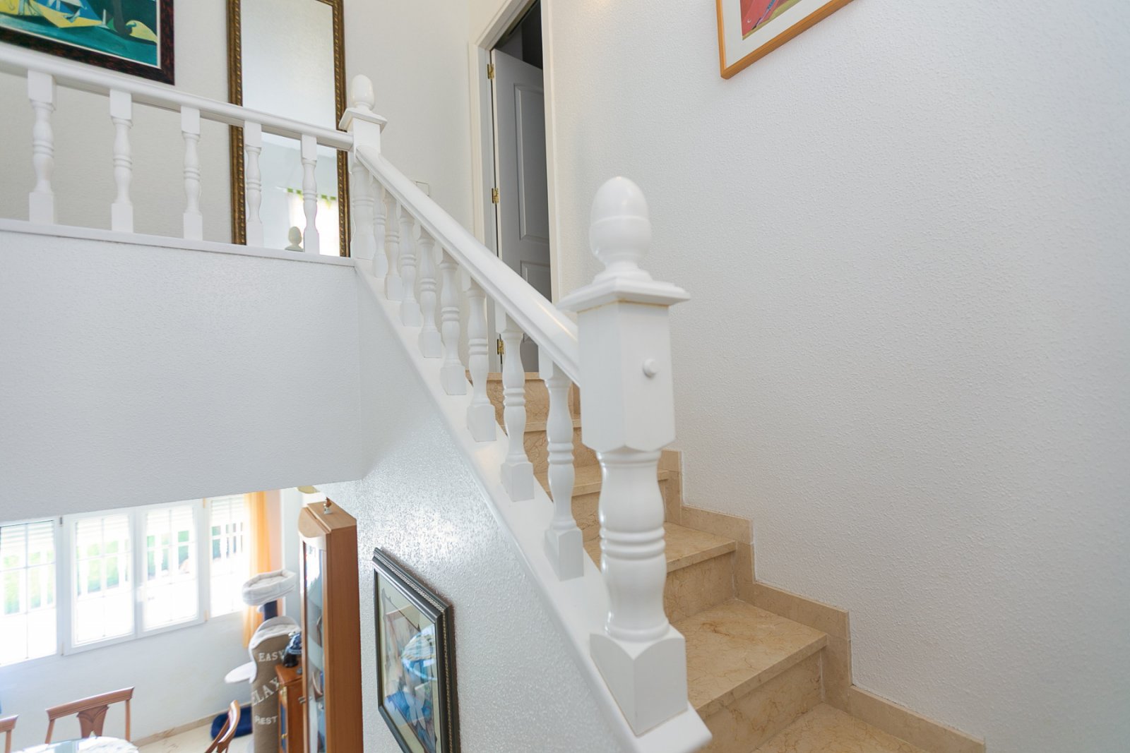 Wir präsentieren Ihnen diese wunderschöne freistehende Villa in der renommierten Urbanisation La Rioja in Villamartín, Orihuela Costa, einer der bege
