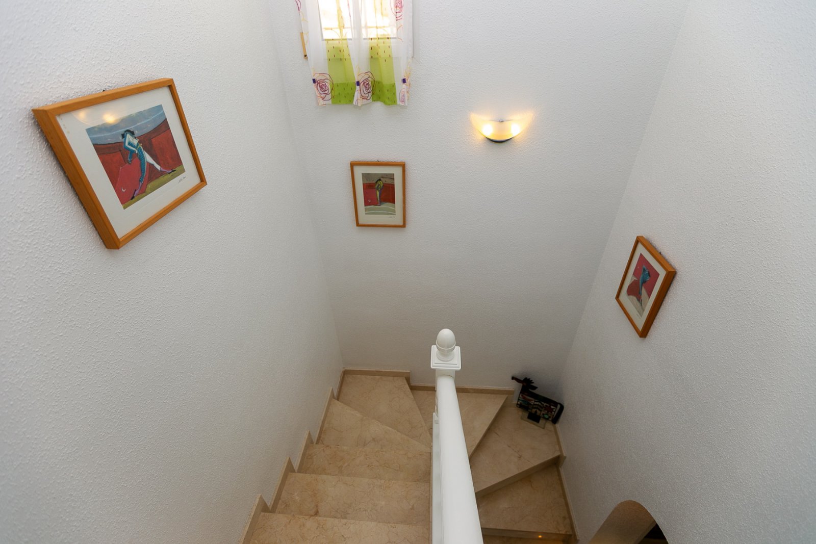 Wir präsentieren Ihnen diese wunderschöne freistehende Villa in der renommierten Urbanisation La Rioja in Villamartín, Orihuela Costa, einer der bege