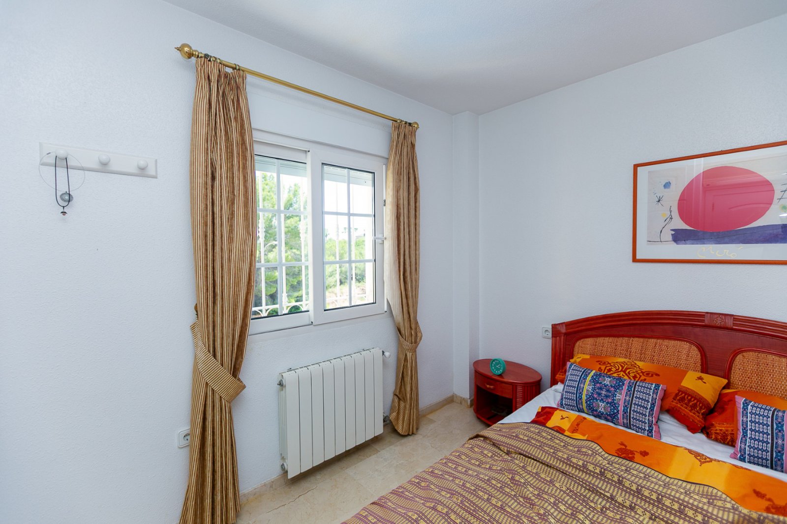 Wir präsentieren Ihnen diese wunderschöne freistehende Villa in der renommierten Urbanisation La Rioja in Villamartín, Orihuela Costa, einer der bege