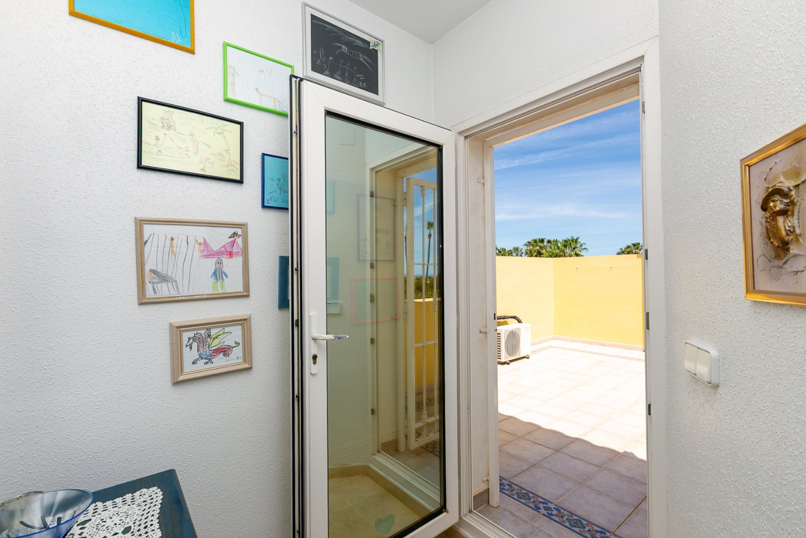 Wir präsentieren Ihnen diese wunderschöne freistehende Villa in der renommierten Urbanisation La Rioja in Villamartín, Orihuela Costa, einer der bege