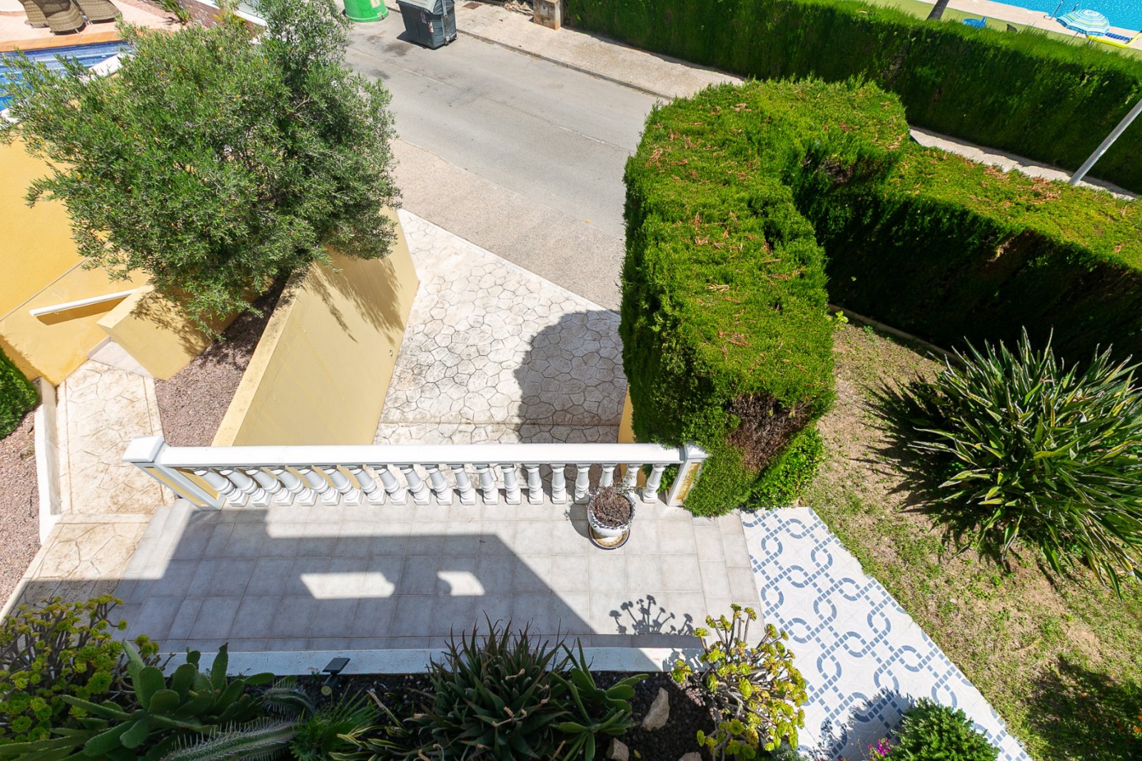 Wir präsentieren Ihnen diese wunderschöne freistehende Villa in der renommierten Urbanisation La Rioja in Villamartín, Orihuela Costa, einer der bege