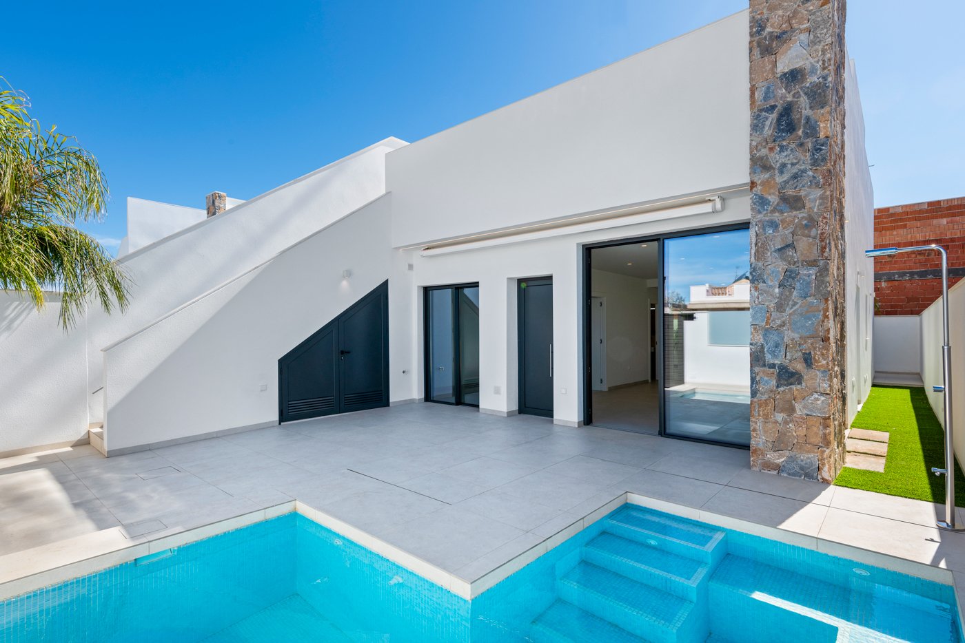Diese exklusive Sammlung freistehender Chalets befindet sich in der charmanten Stadt San Javier und bietet ein einzigartiges Wohnerlebnis. Mit nur se