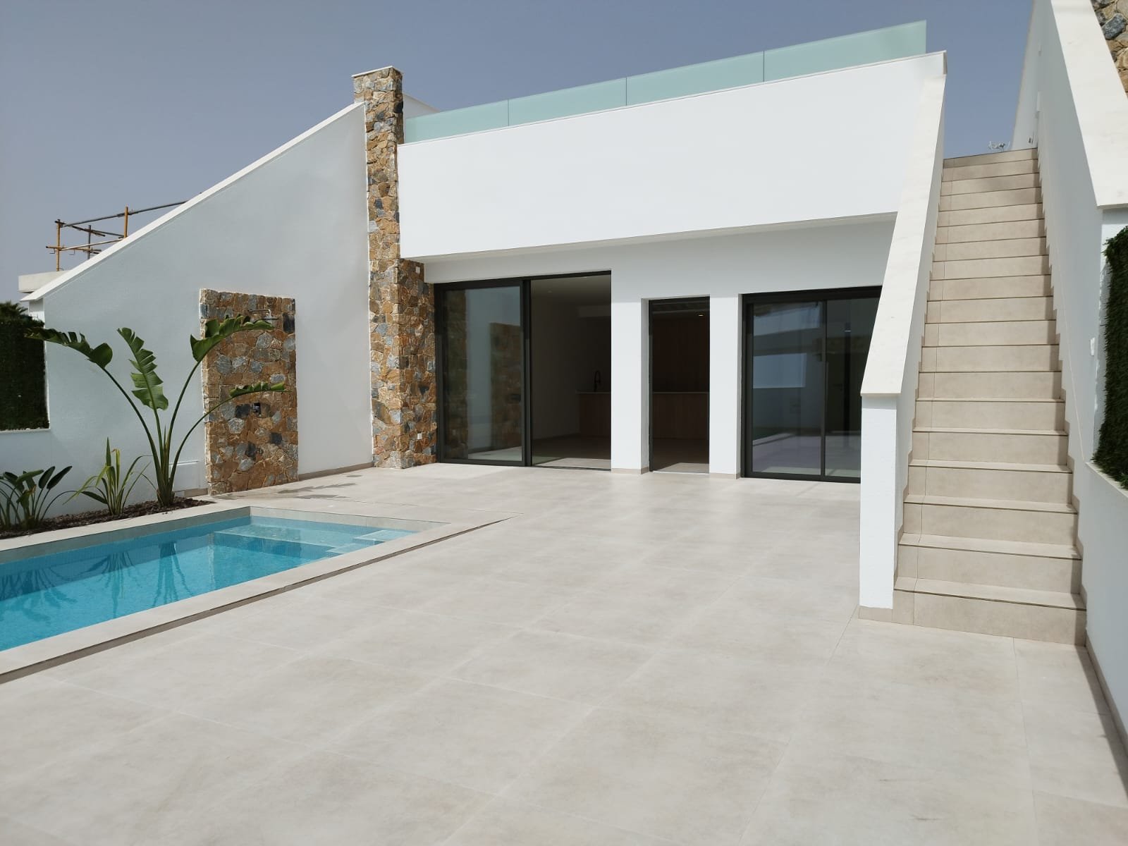 Diese exklusive Sammlung freistehender Chalets befindet sich in der charmanten Stadt San Javier und bietet ein einzigartiges Wohnerlebnis. Mit nur se