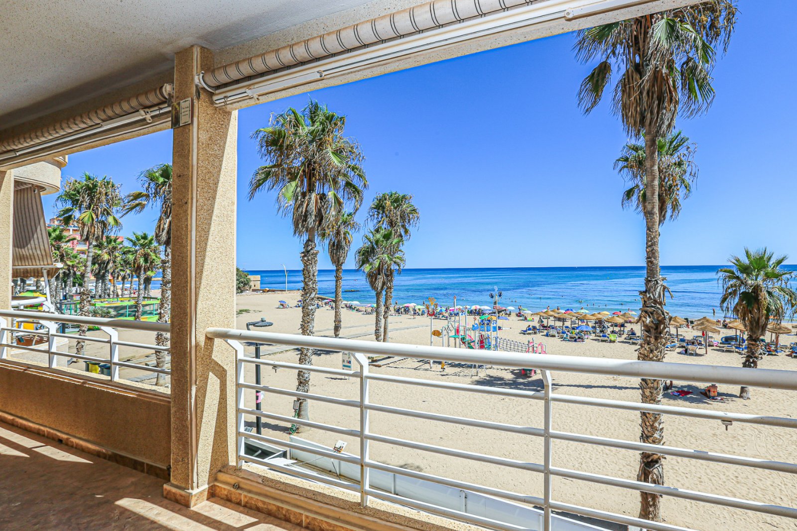 Wir freuen uns, Ihnen diese fantastische Gelegenheit in erster Reihe am Strand von La Mata präsentieren zu dürfen – nur wenige Schritte vom Meer entf