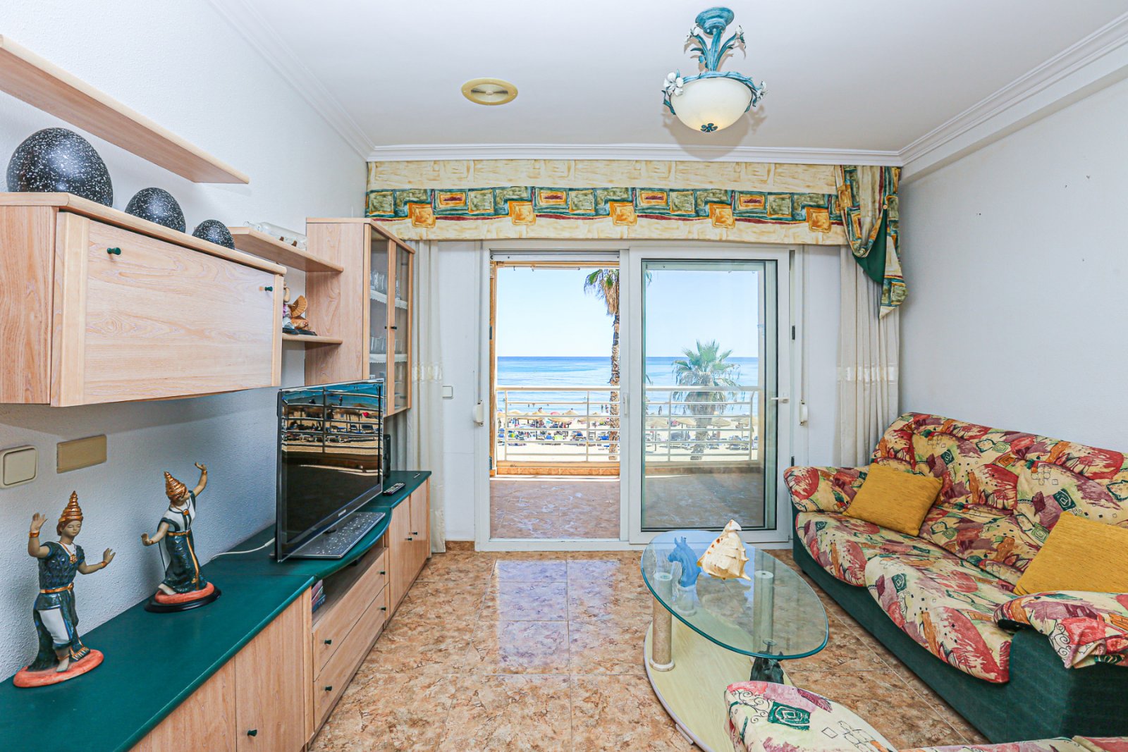Wir freuen uns, Ihnen diese fantastische Gelegenheit in erster Reihe am Strand von La Mata präsentieren zu dürfen – nur wenige Schritte vom Meer entf