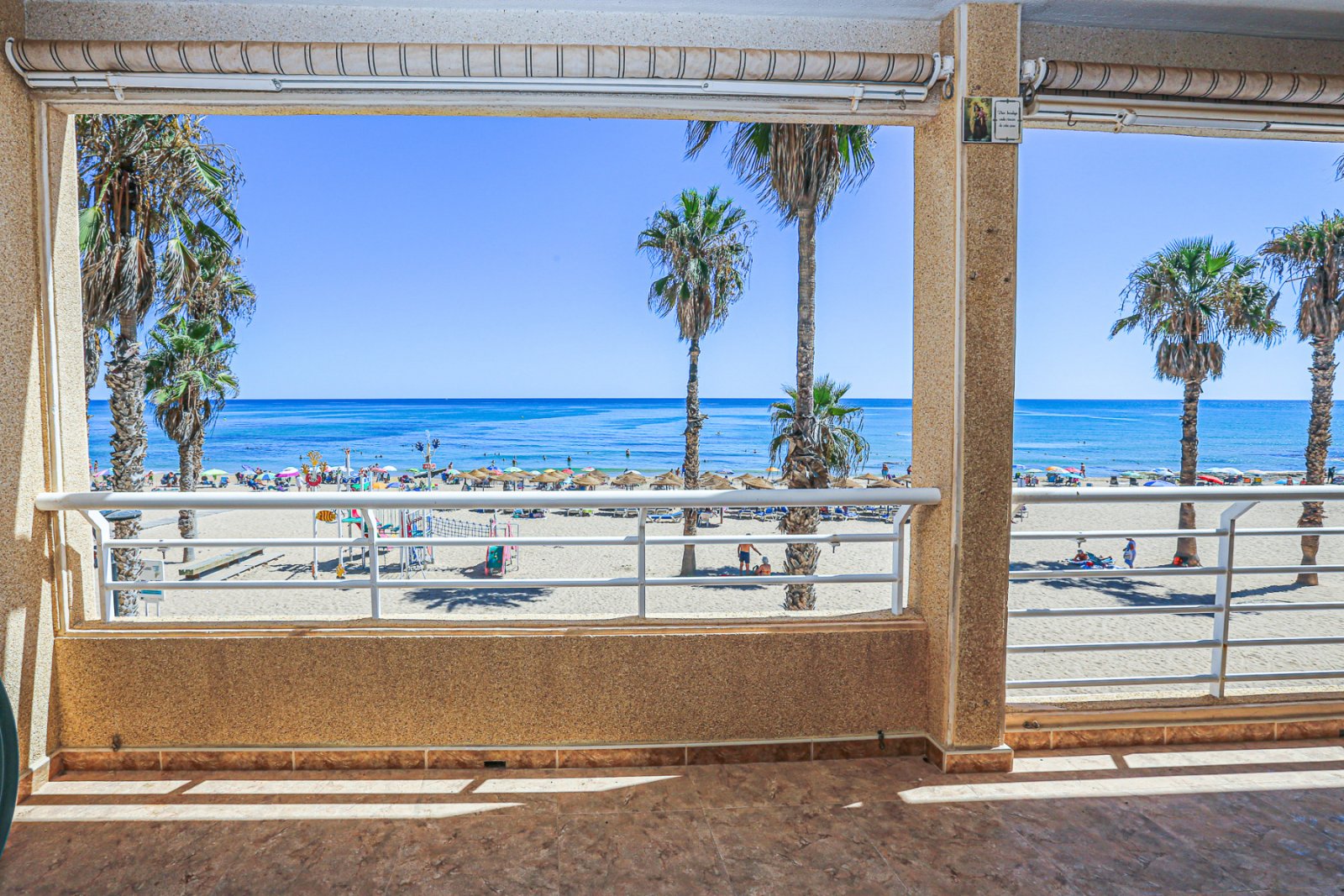 Wir freuen uns, Ihnen diese fantastische Gelegenheit in erster Reihe am Strand von La Mata präsentieren zu dürfen – nur wenige Schritte vom Meer entf