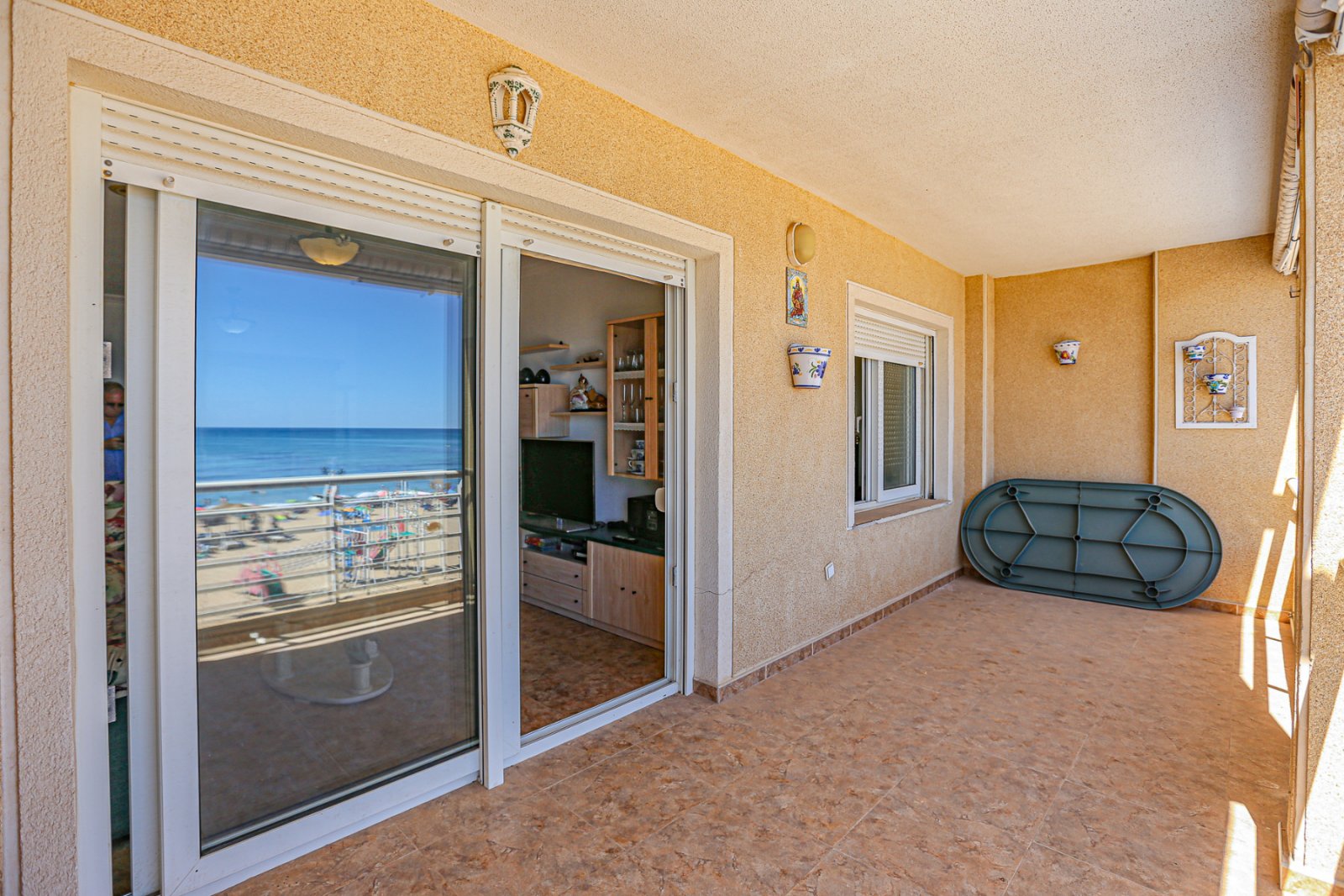 Wir freuen uns, Ihnen diese fantastische Gelegenheit in erster Reihe am Strand von La Mata präsentieren zu dürfen – nur wenige Schritte vom Meer entf