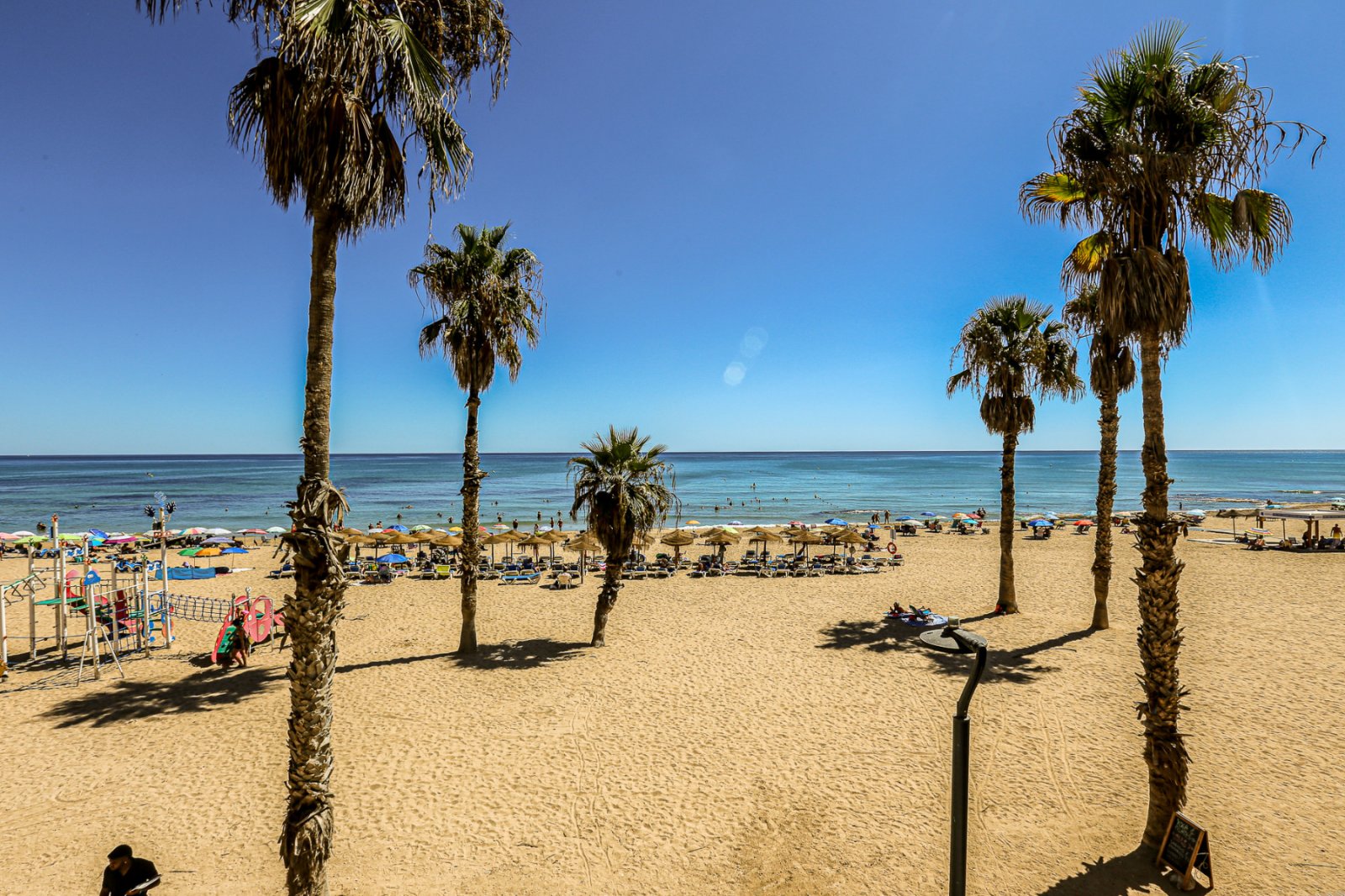 Wir freuen uns, Ihnen diese fantastische Gelegenheit in erster Reihe am Strand von La Mata präsentieren zu dürfen – nur wenige Schritte vom Meer entf