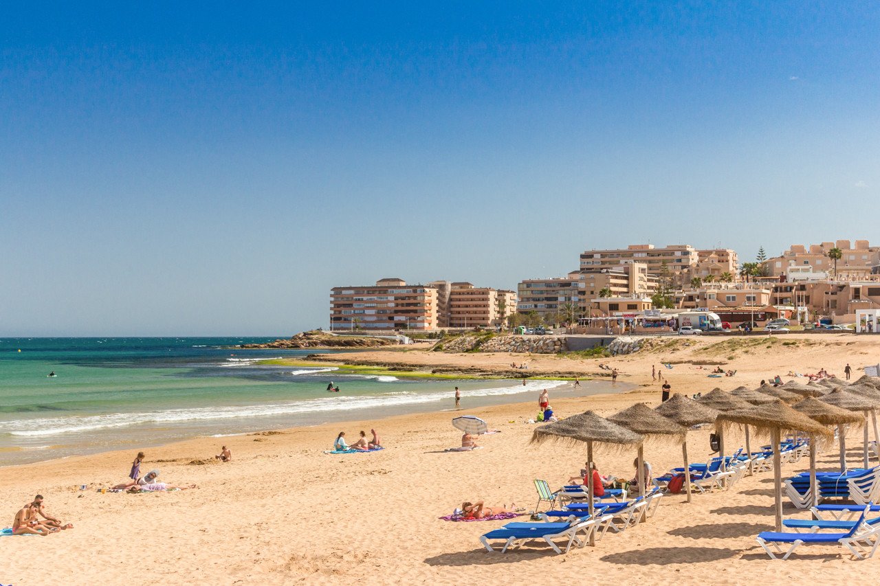 Wir freuen uns, Ihnen diese fantastische Gelegenheit in erster Reihe am Strand von La Mata präsentieren zu dürfen – nur wenige Schritte vom Meer entf