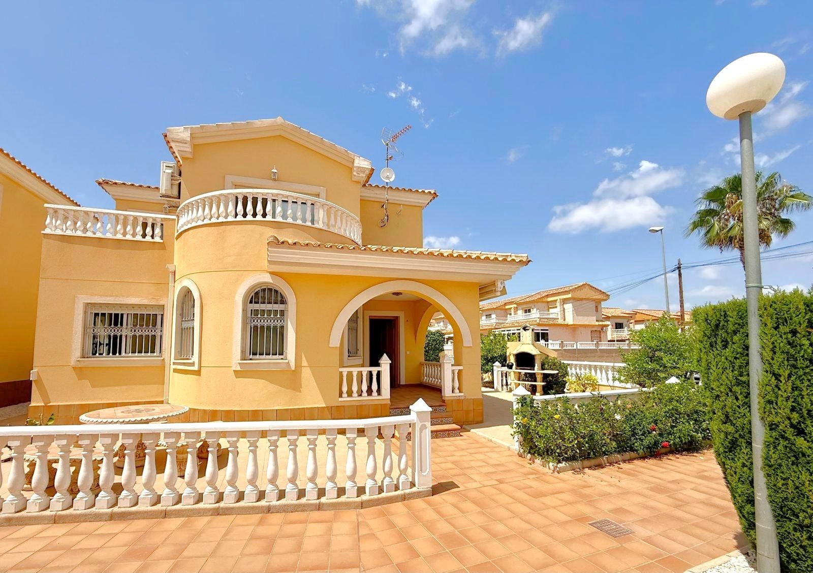 Orihuela Costa:   Well maintained and well distributed detached villa at 250m distance from the popular La Fuente Commercial centre
The 110m2 (approx..) pro 