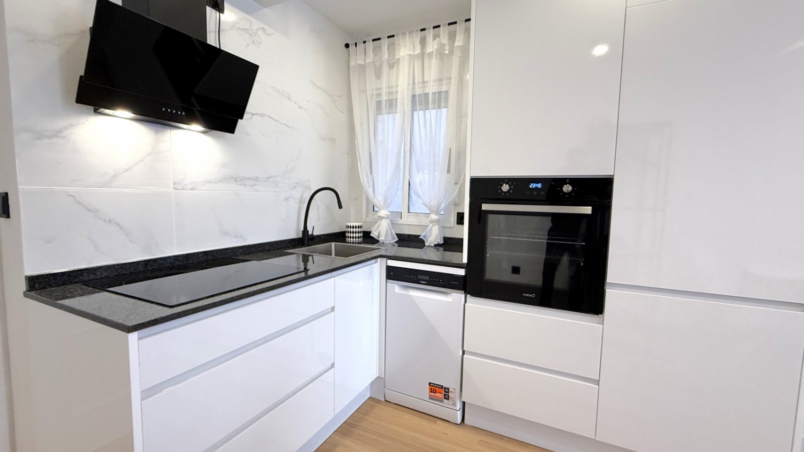 Entdecken Sie diese wunderschön komplett renovierte 2-Zimmer, 1-Badezimmer Wohnung in der Calle Villa Madrid, Torrevieja, nur einen kurzen Spaziergan