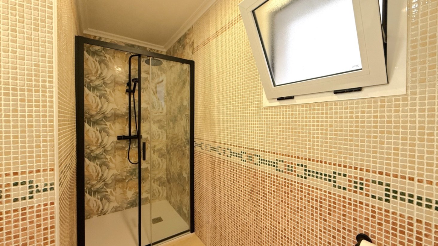 Entdecken Sie diese wunderschön komplett renovierte 2-Zimmer, 1-Badezimmer Wohnung in der Calle Villa Madrid, Torrevieja, nur einen kurzen Spaziergan