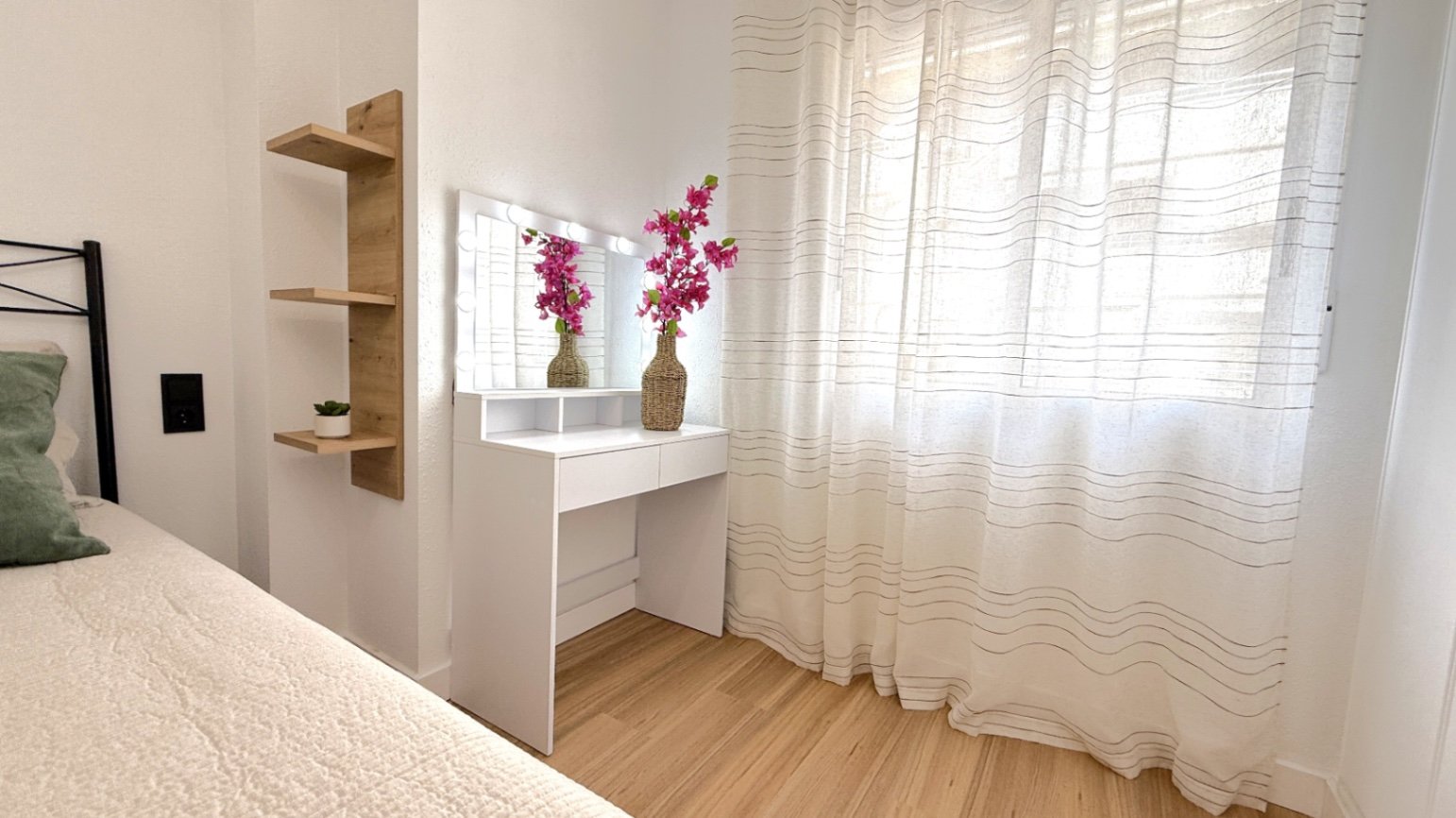 Entdecken Sie diese wunderschön komplett renovierte 2-Zimmer, 1-Badezimmer Wohnung in der Calle Villa Madrid, Torrevieja, nur einen kurzen Spaziergan