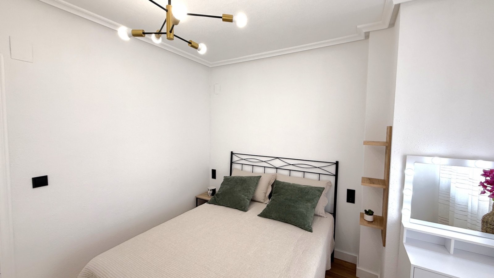 Entdecken Sie diese wunderschön komplett renovierte 2-Zimmer, 1-Badezimmer Wohnung in der Calle Villa Madrid, Torrevieja, nur einen kurzen Spaziergan