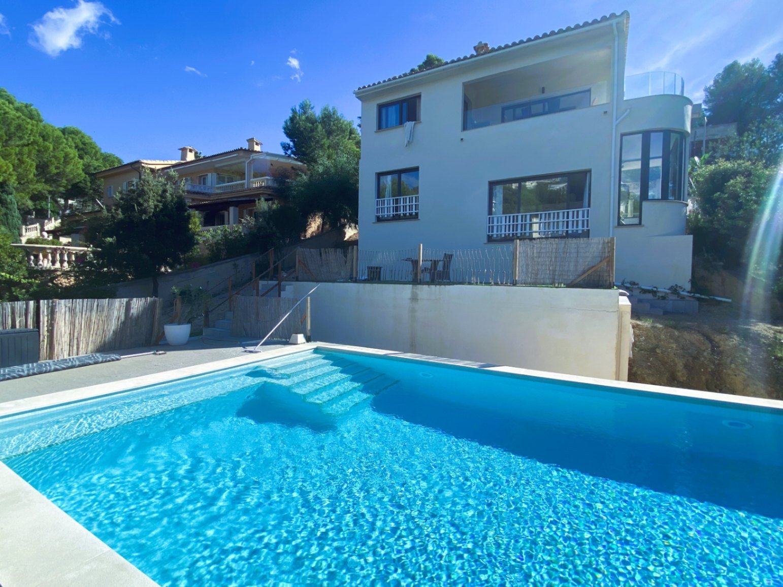 Calviá:  Diese elegante, moderne Villa in Costa de la Calma wurde 2022 komplett renoviert und befindet sich in erhöhter Lage, die atemberaubende Meerblicke bi 