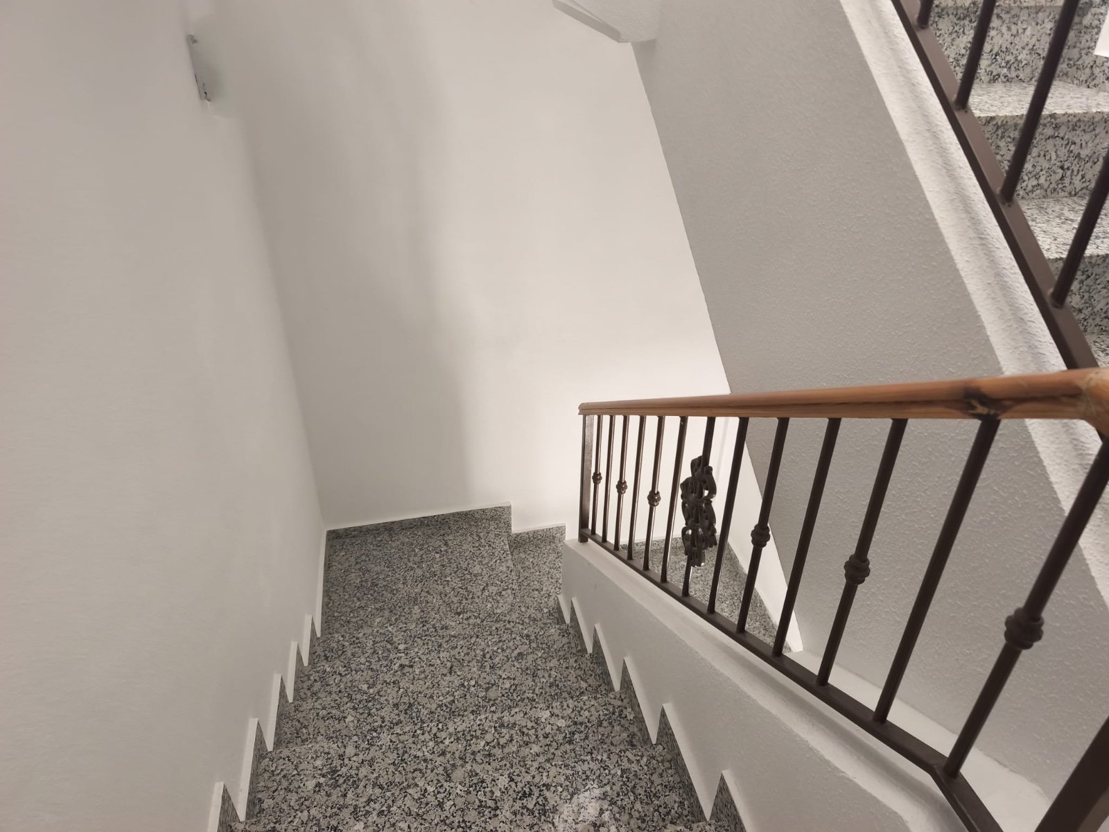 

Entdecken Sie diesen wunderschönen Bungalow auf zwei Etagen mit Dachterrasse, gelegen auf einem privaten Grundstück in d
