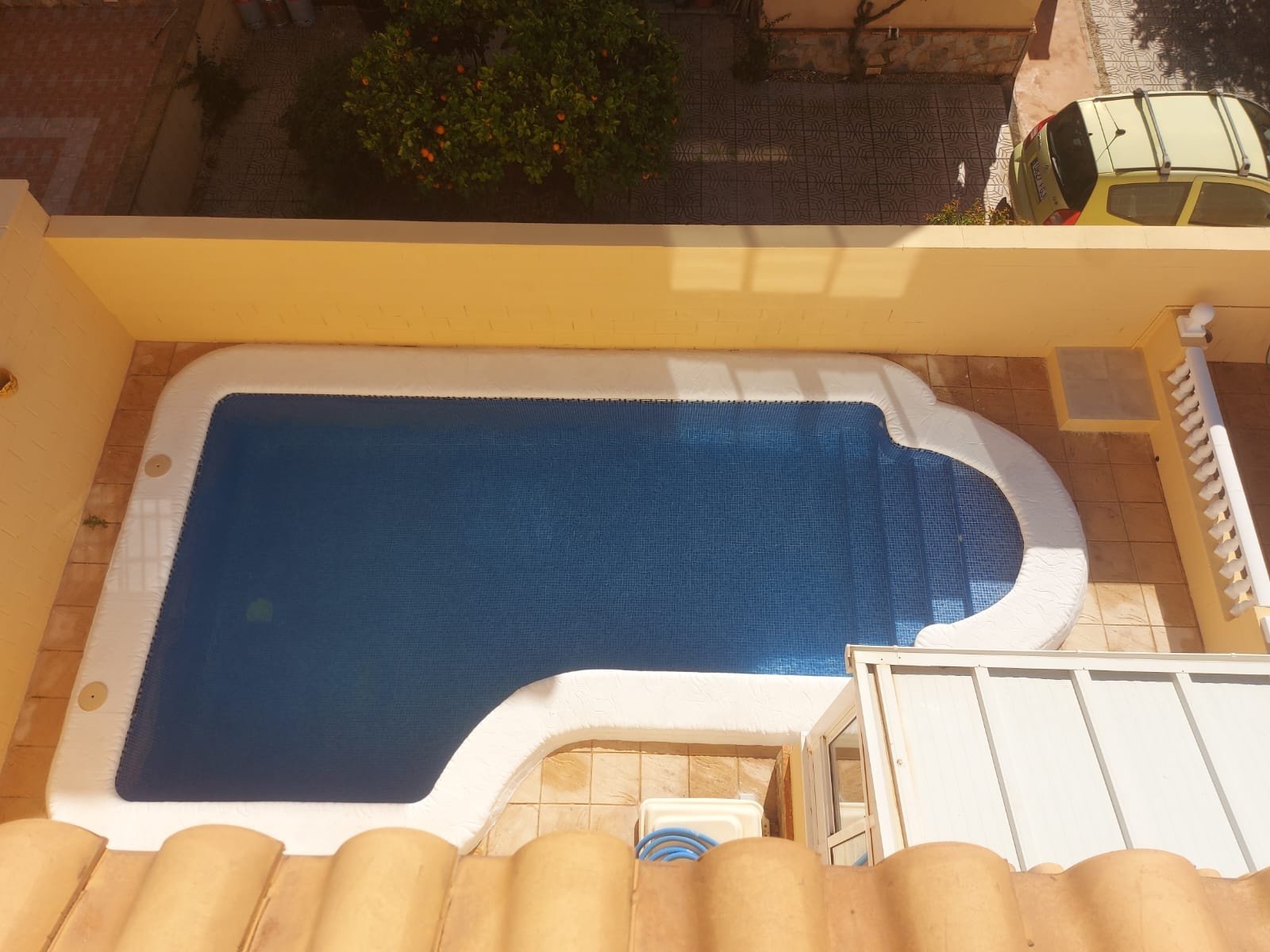 

Entdecken Sie diesen wunderschönen Bungalow auf zwei Etagen mit Dachterrasse, gelegen auf einem privaten Grundstück in d